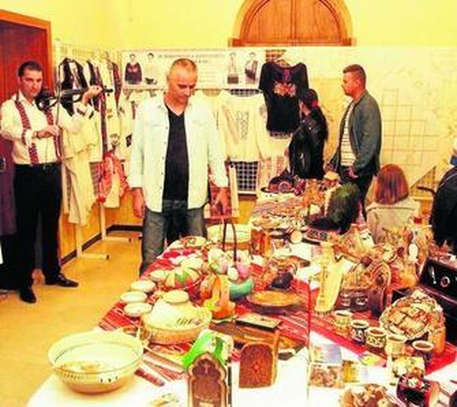 La apertura contó con Florenta Ciobotaru, vicecónsul de Rumanía en Almería y María Dolores Ortega, edil de Cultura.