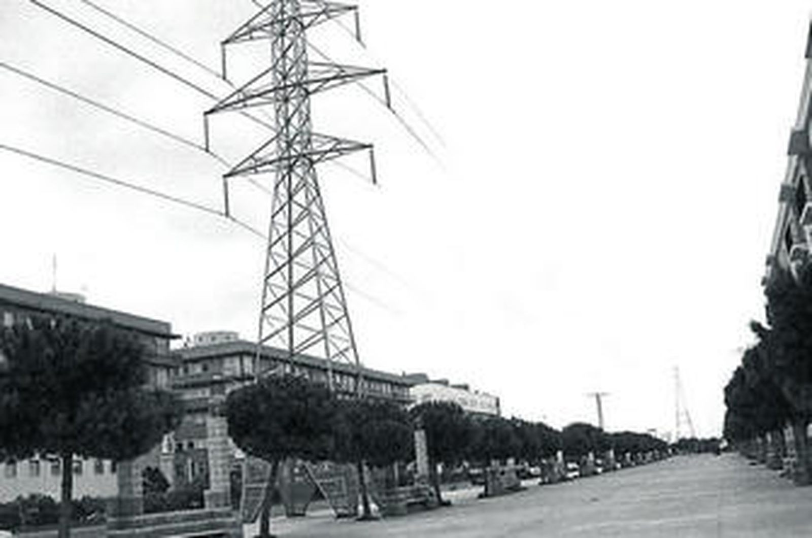 Una de las torretas que sostienen el tendido eléctrico que atraviesa la barriada.