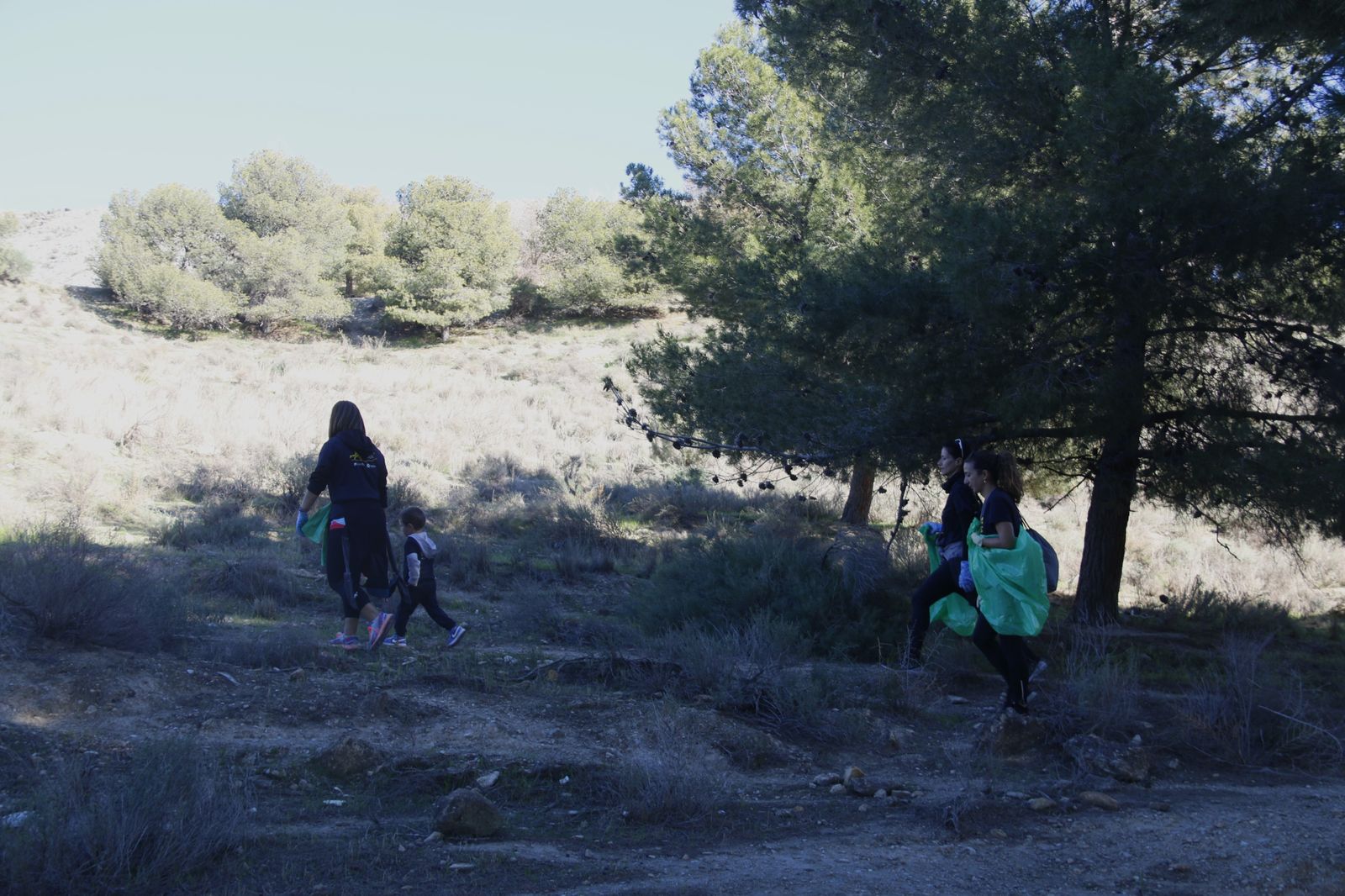 Así ha sido la primera jornada de plogging del año en la Costa de Granada