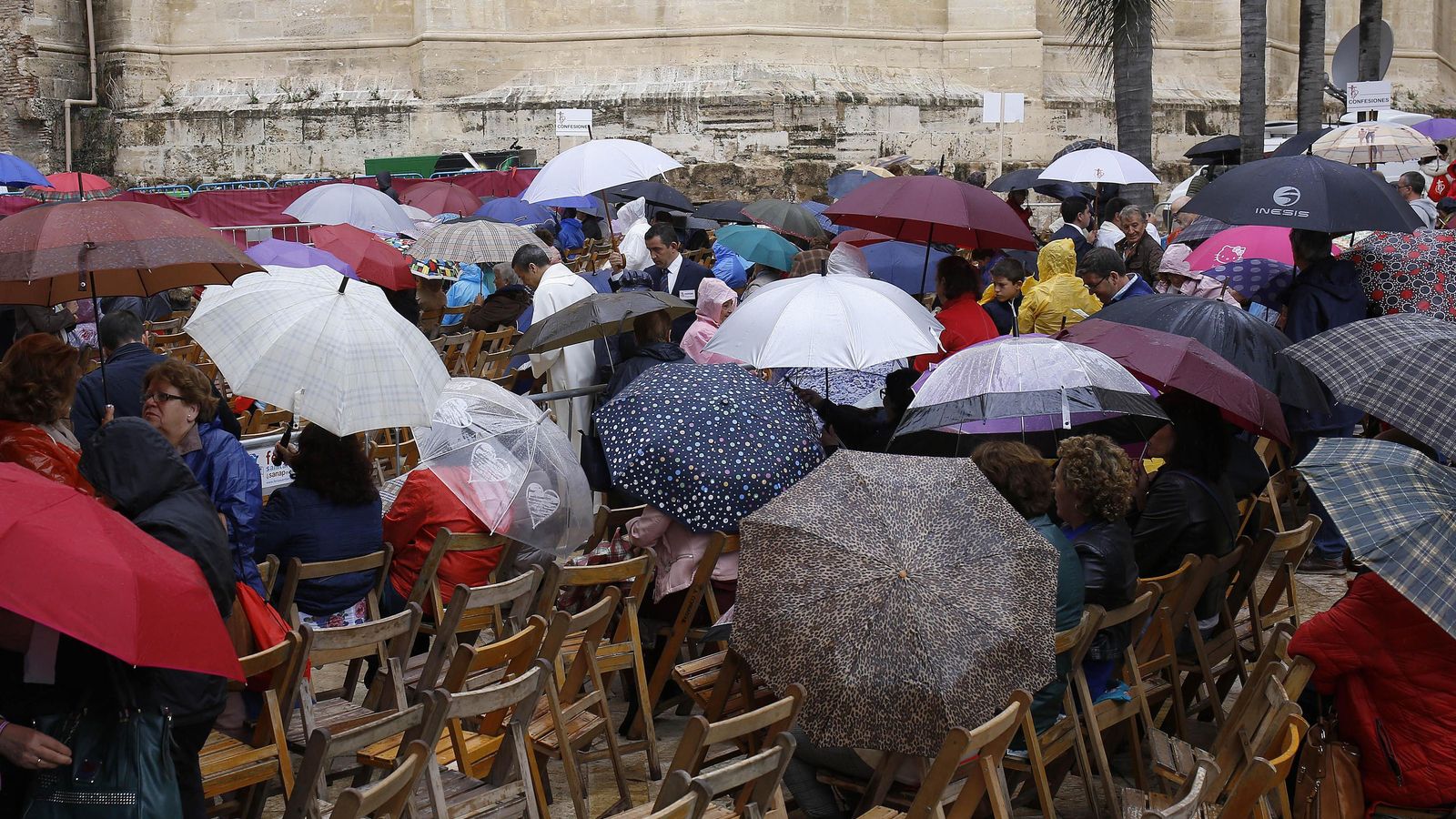 Fieles protegidos por paraguas en los momentos de lluvia. Fieles protegidos por paraguas en los momentos de lluvia.