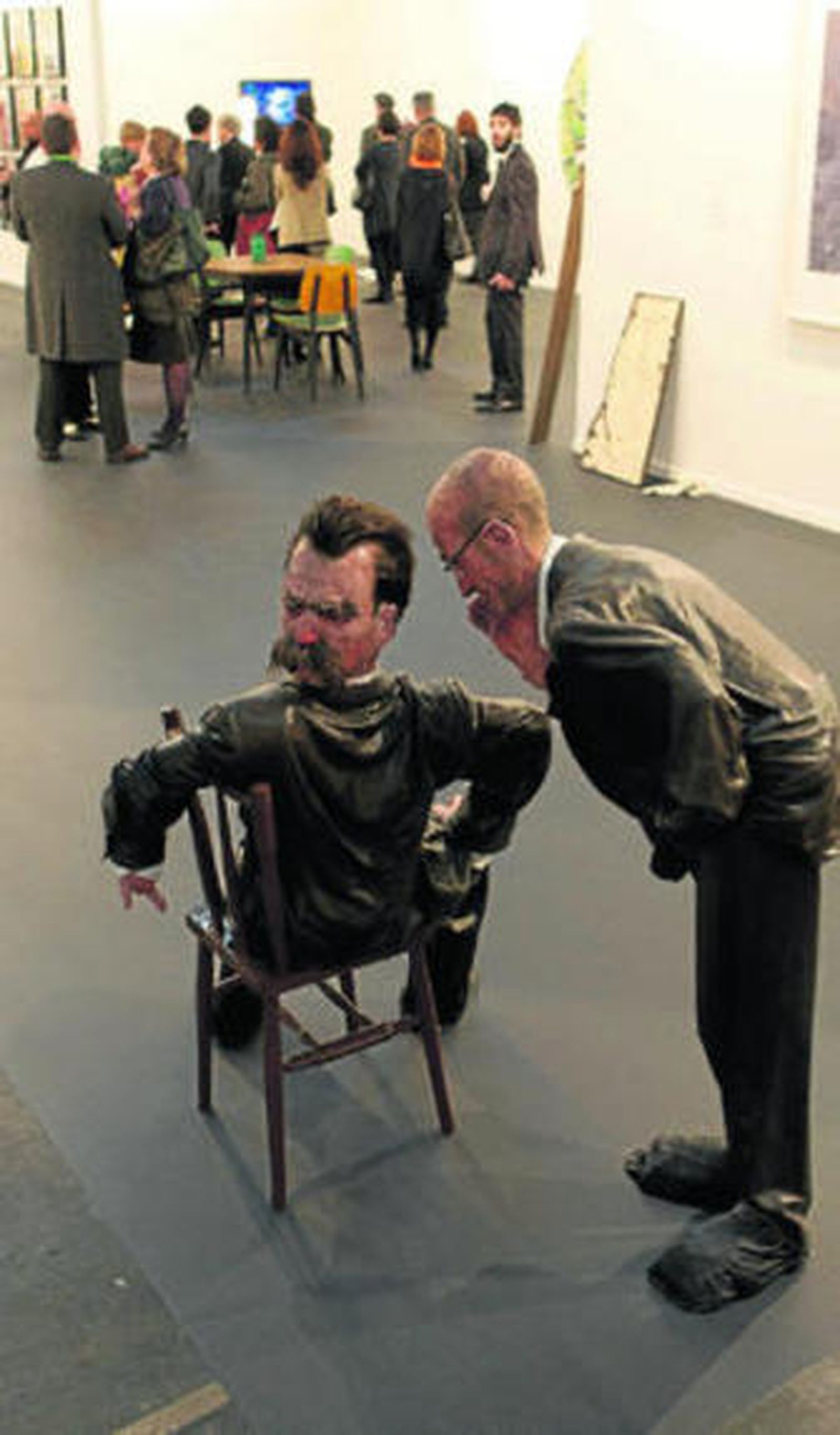 1. Una obra del artista español Marty Bolonio en el stand de la galería Espacio Mínimo de Madrid. 2. Las fotografías de figuras femeninas de Barbara Probst se exhiben en Kuckey+Kuckey. 3. En el stand de la Anna Nova Art Gallery, una de las salas procedentes de Rusia, país al que está dedicada esta trigésima edición de la feria. 4. El arquitecto británico Norman Foster, durante su visita a la jornada inaugural de Arco. 5. Dora García muestra el elevado nivel poético que puede alcanzar el arte conceptual. 6. El chileno Alfredo Jaar cita al autor de 'El Capital' en su obra reflexiva 'Marx Lounge'.