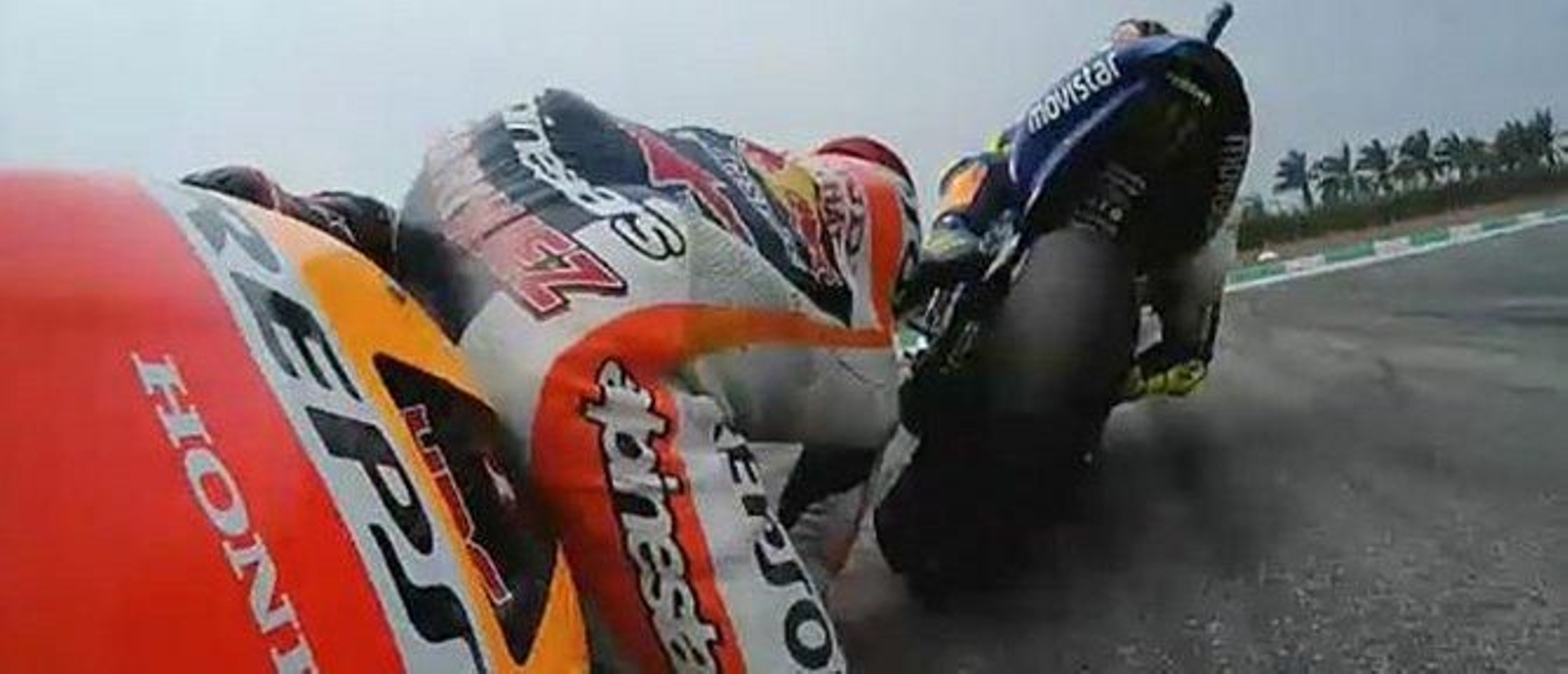 Captura de pantalla del incidente de ayer entre Rossi y Marc Márquez..