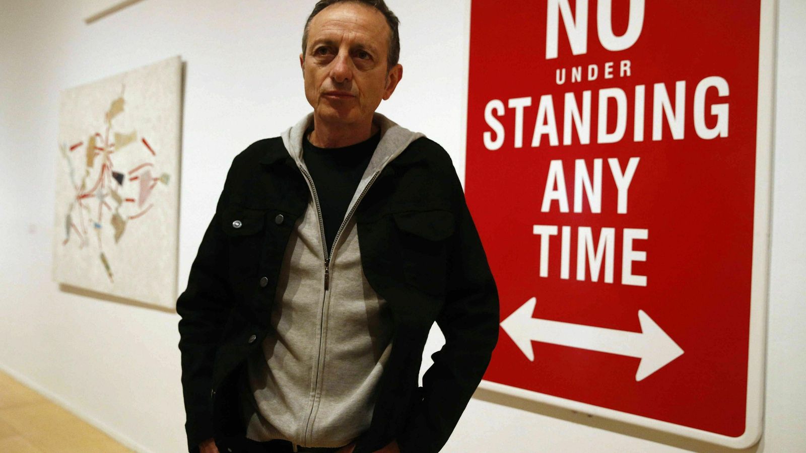 López Cuenca, junto a una de sus obras, en el Reina Sofía.