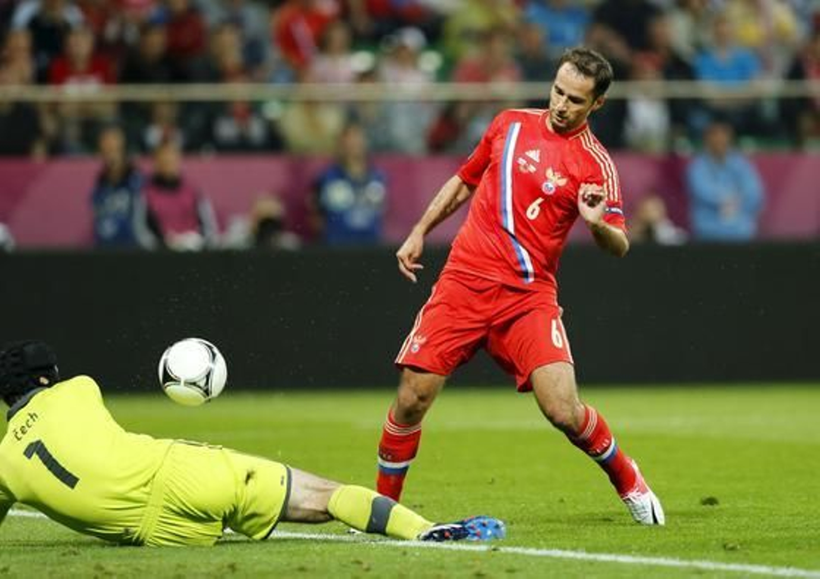 Rusia golea a la República Checa por 4-1 y se convierte en líder sólido del Grupo A.

Foto: EFE