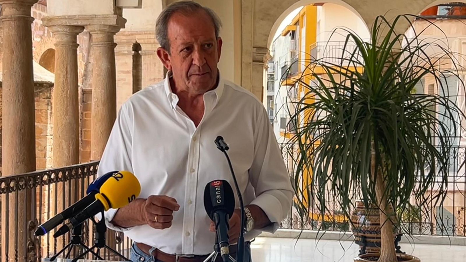 Francisco Carmona, alcalde de Andújar, durante la rueda de prensa.