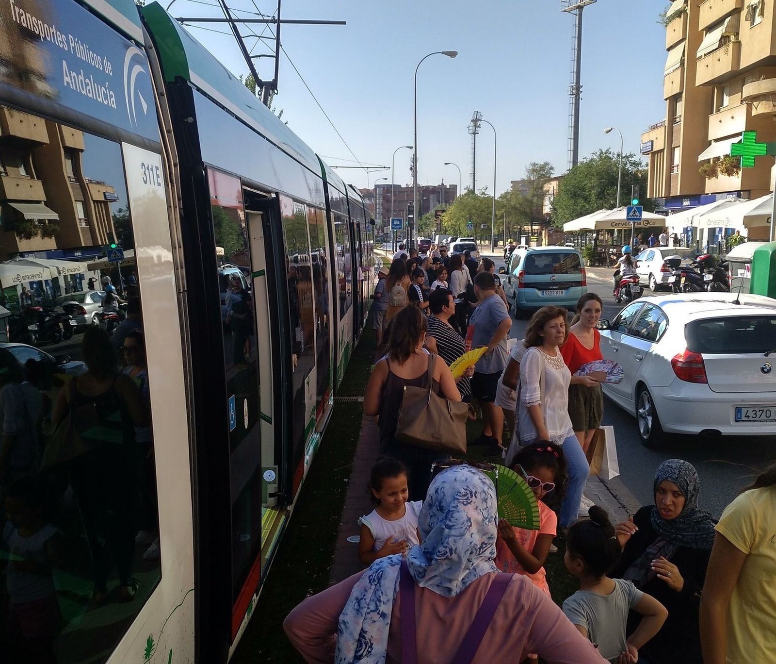 Imagen del momento del desalojo de los pasajeros del Metro de Granada