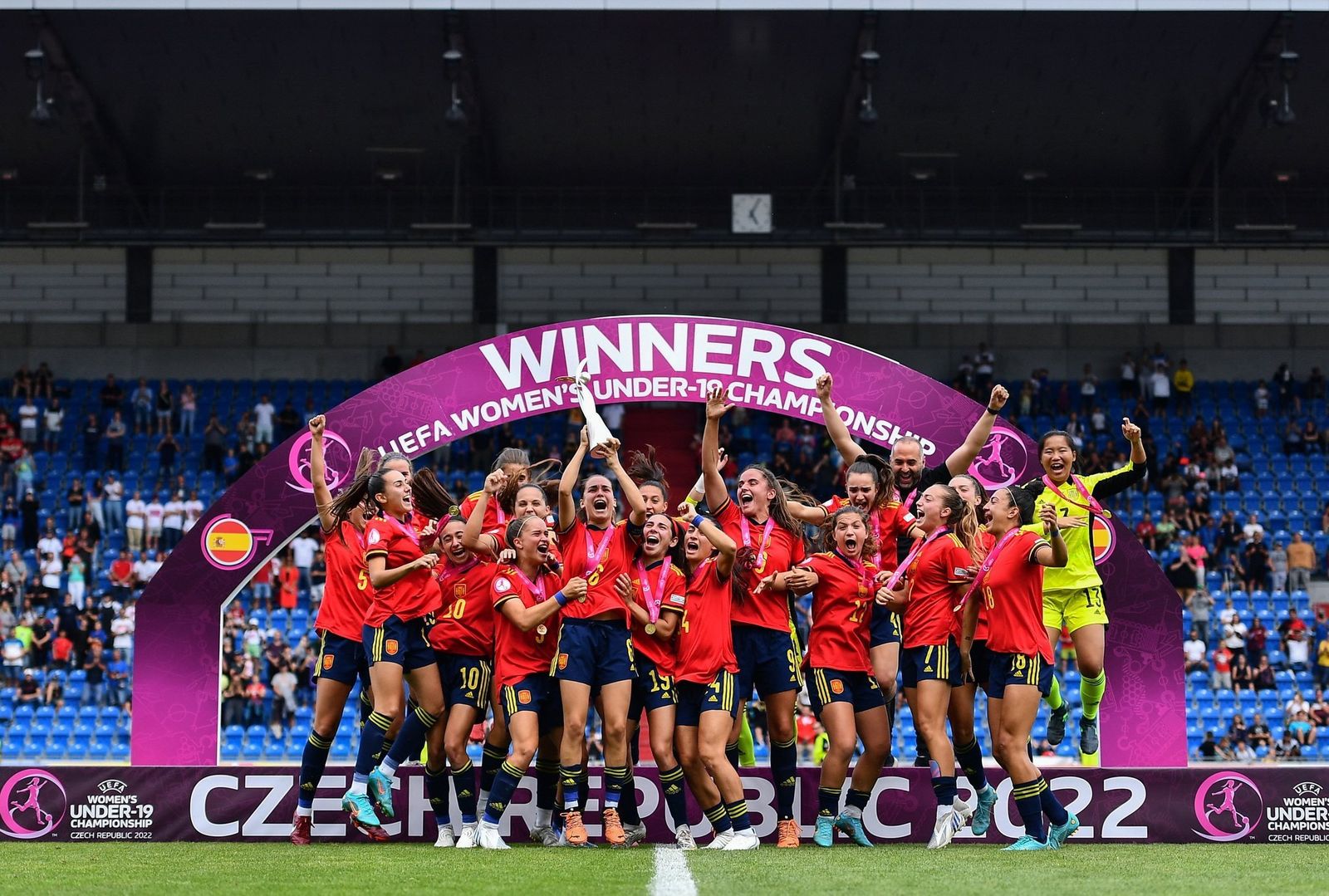 La selección celebran la consecución del título europeo sub 19.