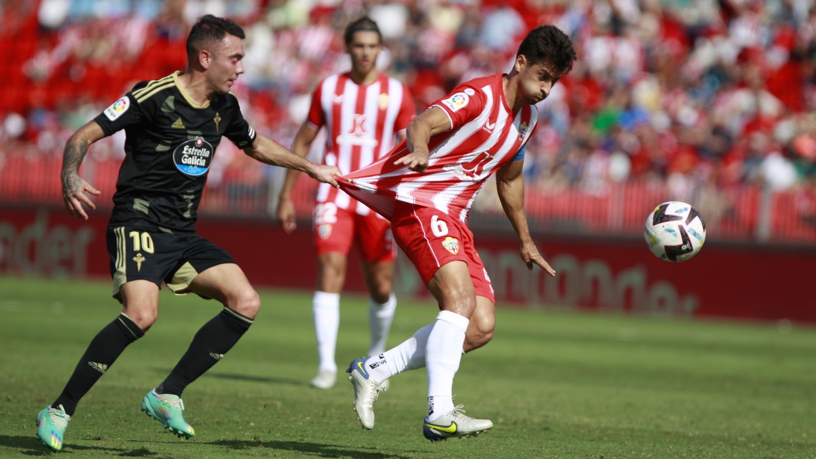 Iago Aspas agarra a un De la Hoz que llegó a ser discutido en Segunda División
