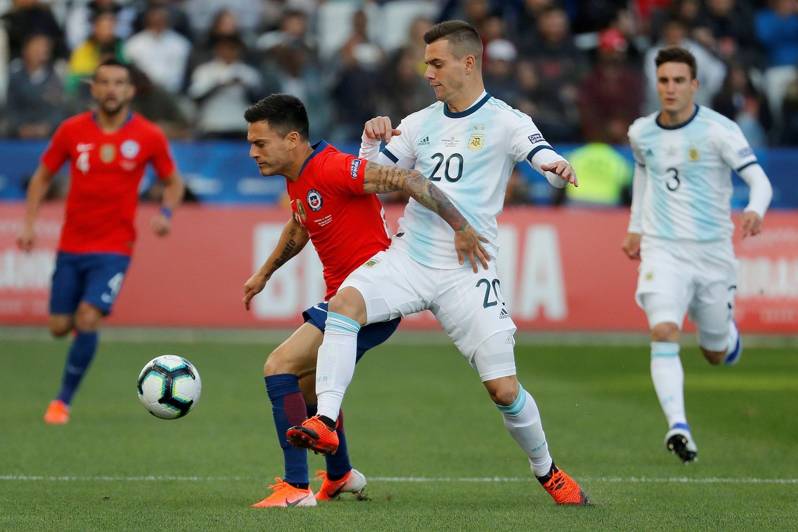 Lo Celso disputa el balón con el chileno Aránguiz.