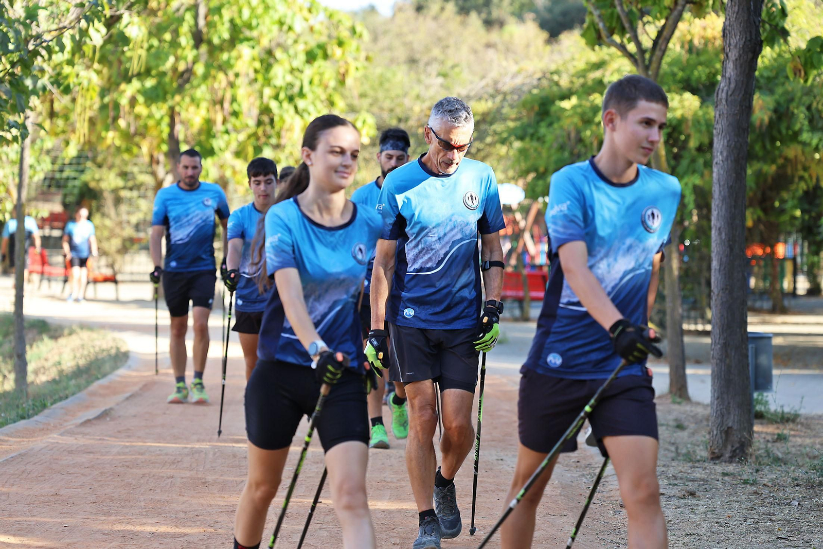 Imágenes de un entrenamiento de marcha nórdica del CD Multideportes