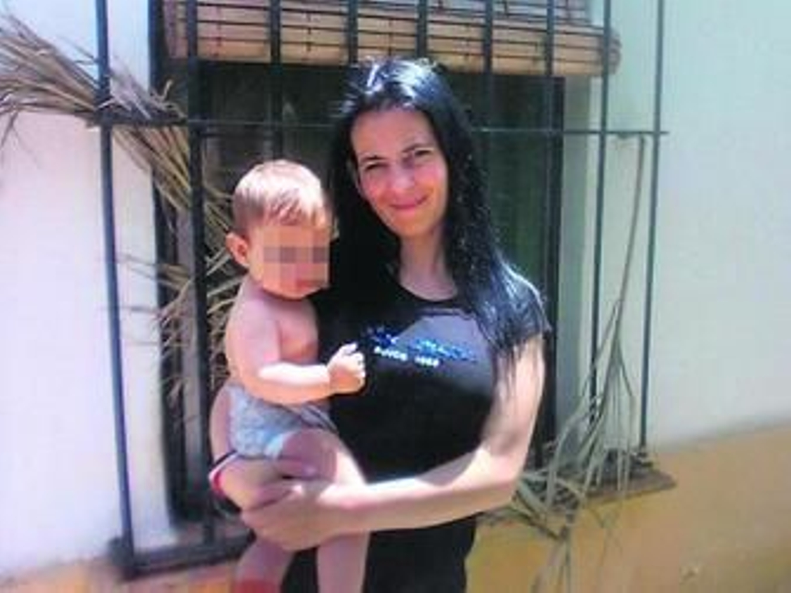 La pequeña Miriam en brazos de su madre, Gema Cuerda.