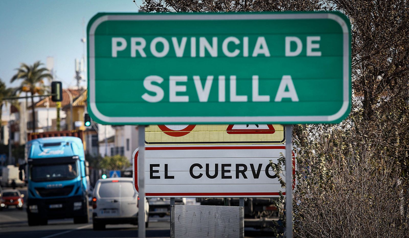 Cartel en la en la entrada de El Cuervo.