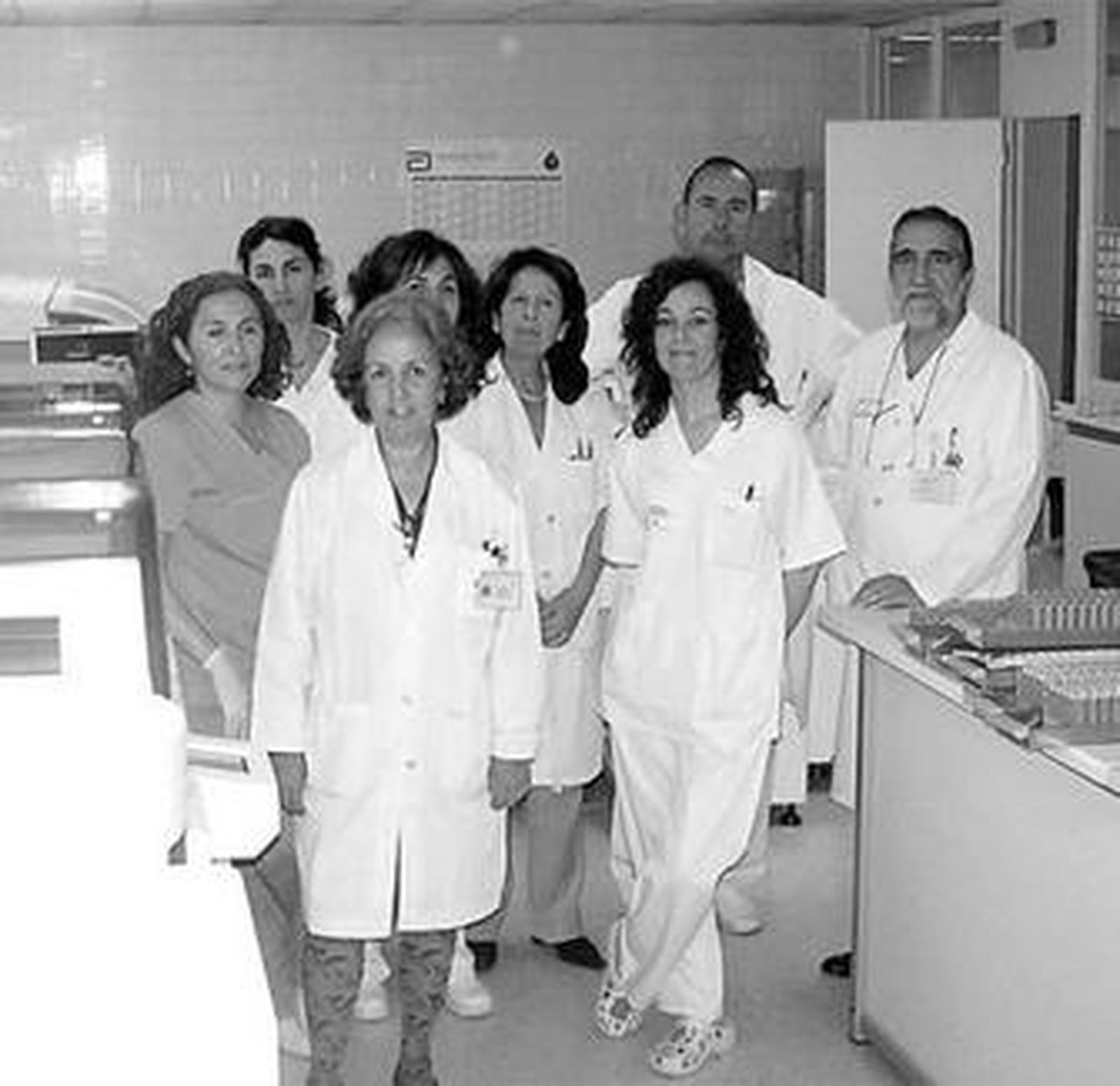 Equipo de profesionales en el nuevo laboratorio de bioquímica.