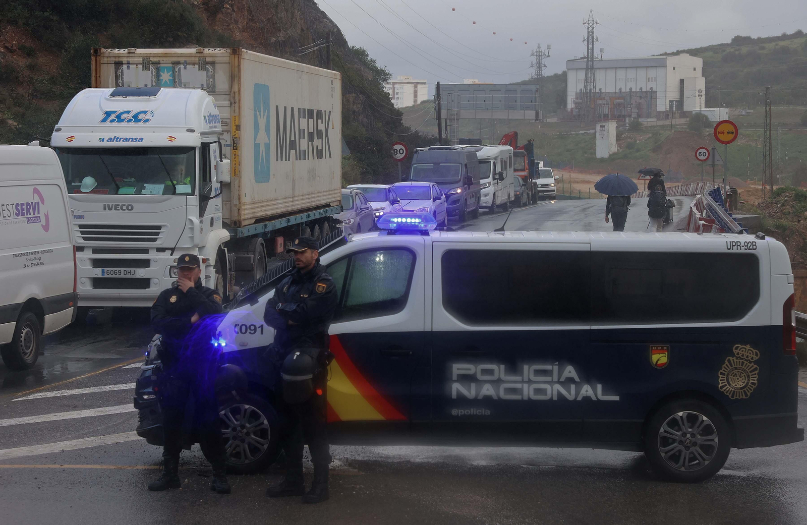 El corte del acceso sur de Algeciras por los tractoristas de Cádiz, en imágenes