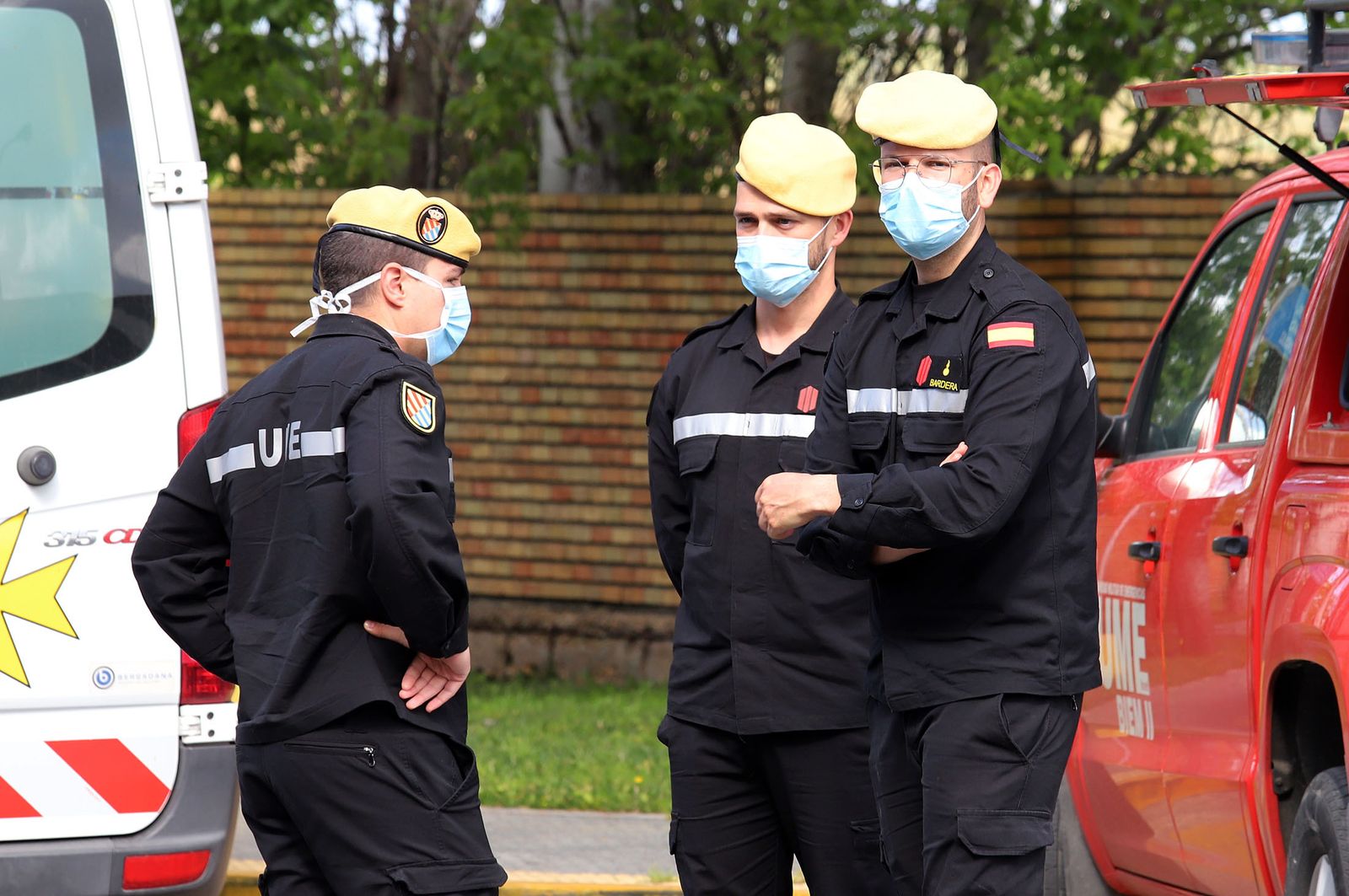 Imágenes de las tareas de desinfección de la UME en el Hospital Infanta Elena