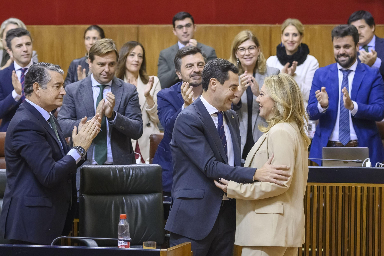 Juanma Moreno felicita a la consejera de Hacienda, Carolina España en de debate de las enmiendas a la totalidad de los Presupuestos.