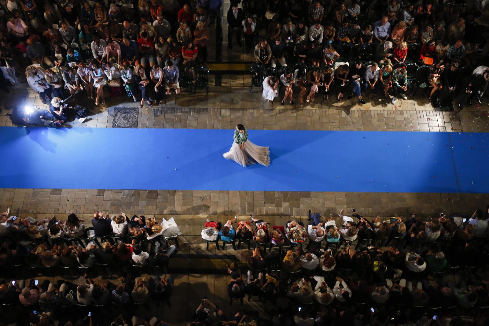 Una modelo desfila por la pasarela de Larios el año pasado.