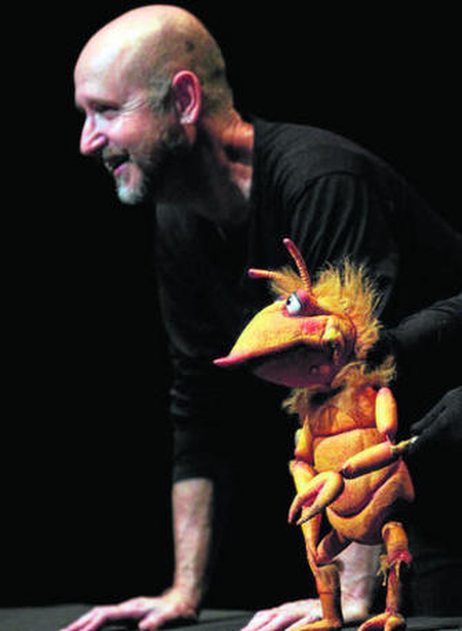 Ángel Calvente con uno de sus títeres.