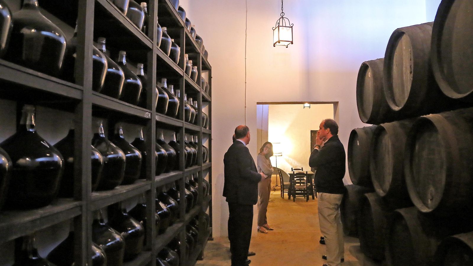 Damajuanas de vinos quinados que han estado cincuenta años cuidándose en la bodega y que sirven de base a al vermut Atamán.