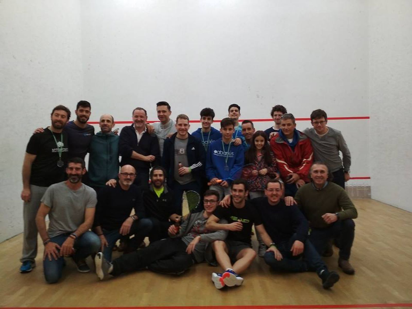 Los participantes en la tercera prueba del Andaluz de squash, posando en el Activa Club.