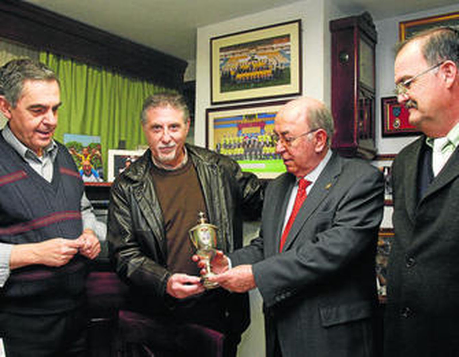 Pascual Saturio y Martín José García entregaron ayer la copa a directivos del Recreativo de Huelva.
