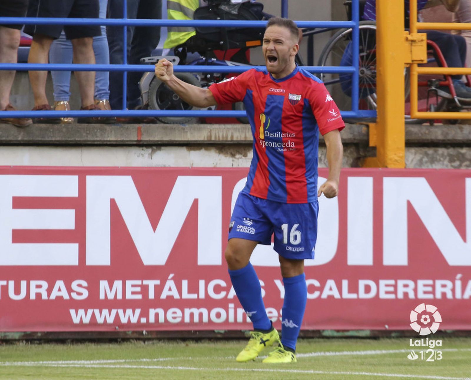 Capel celebra una victoria con el Extremadura