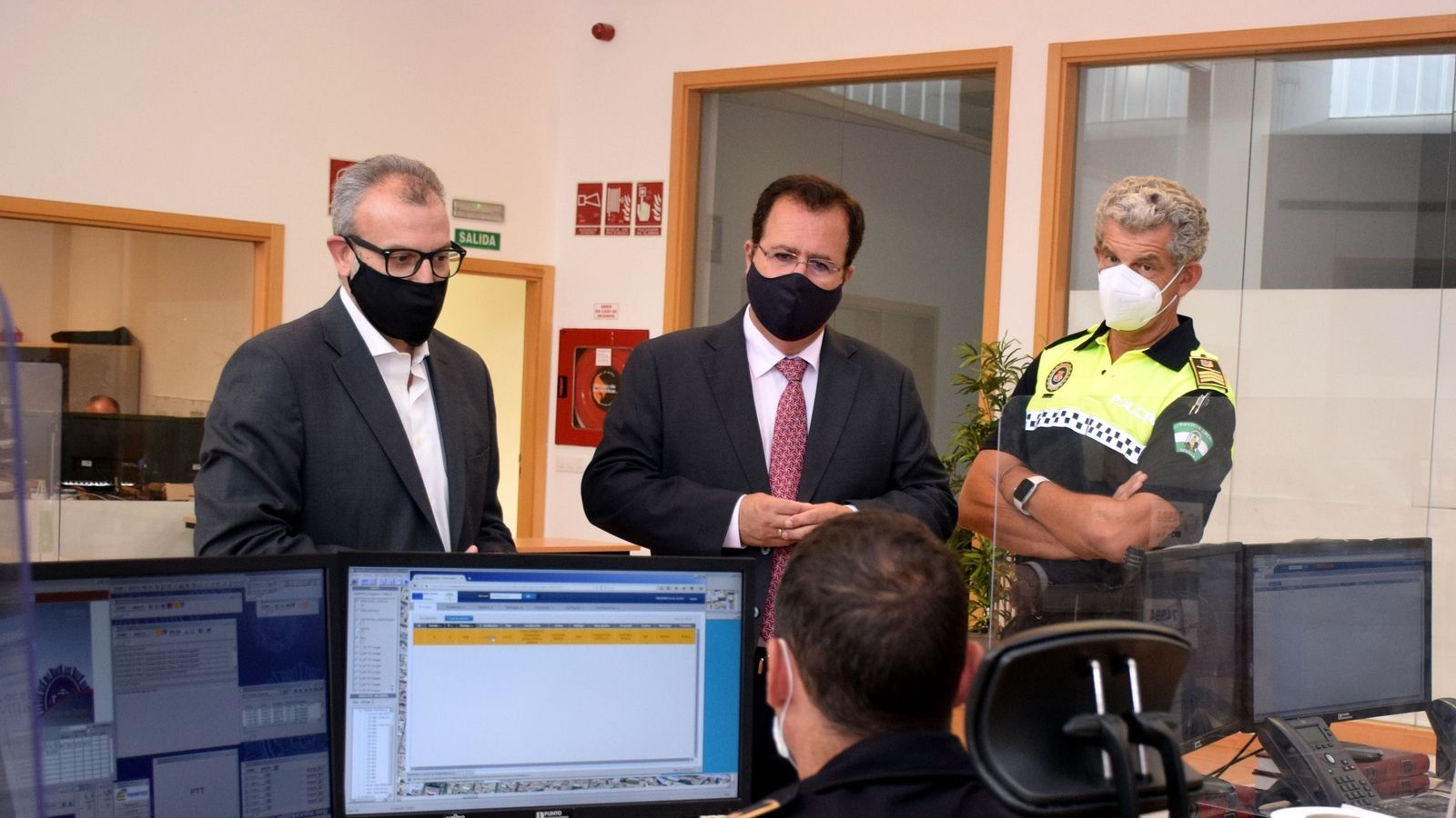 El delegado de Gobernación, Juan Carlos Cabrera, y el jefe de la Policía Local, José Medina Arteaga (derecha), en la Jefatura.