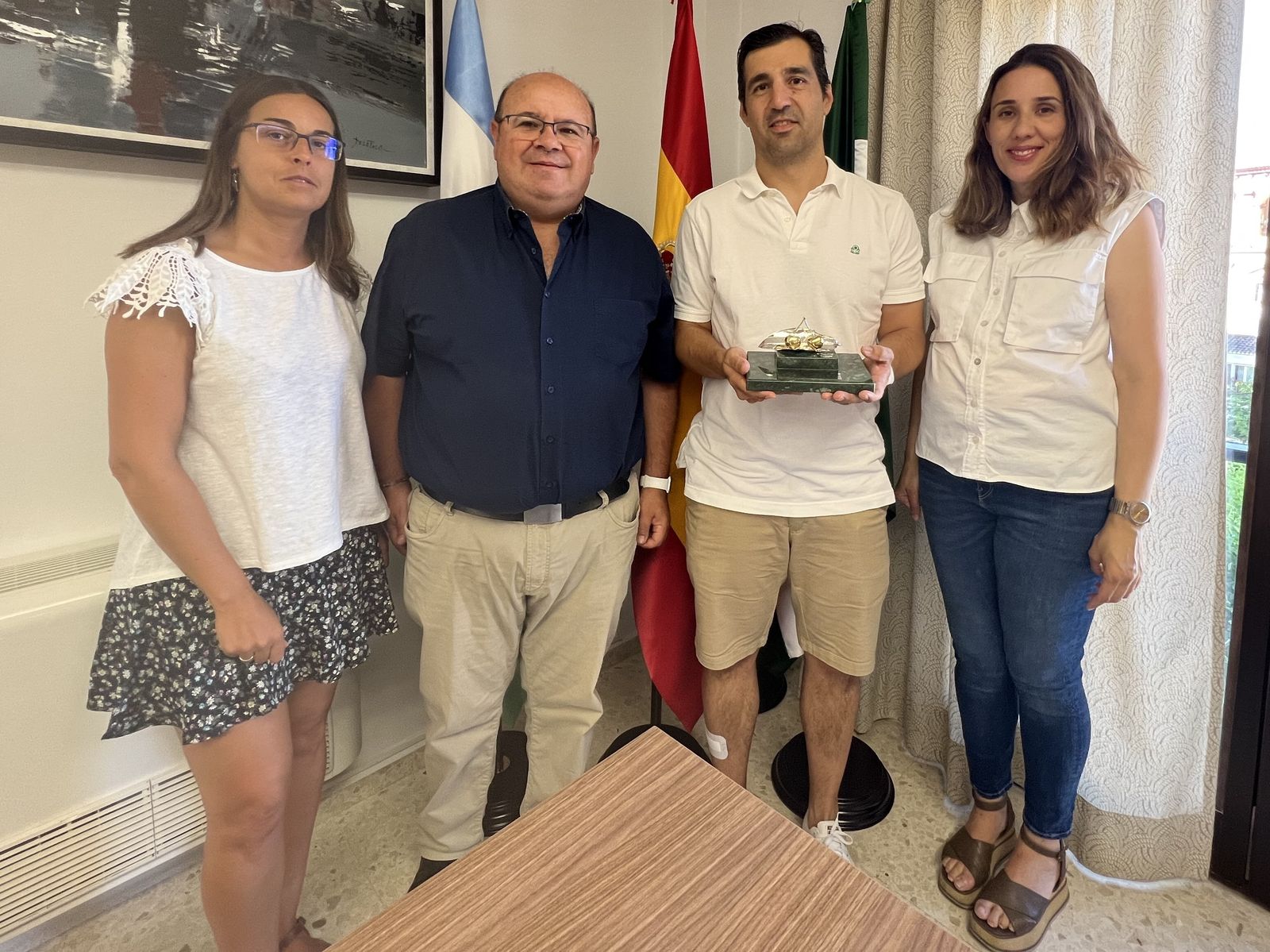 Pablo Pin junto al alcalde de Monachil y dos de sus concejalas.