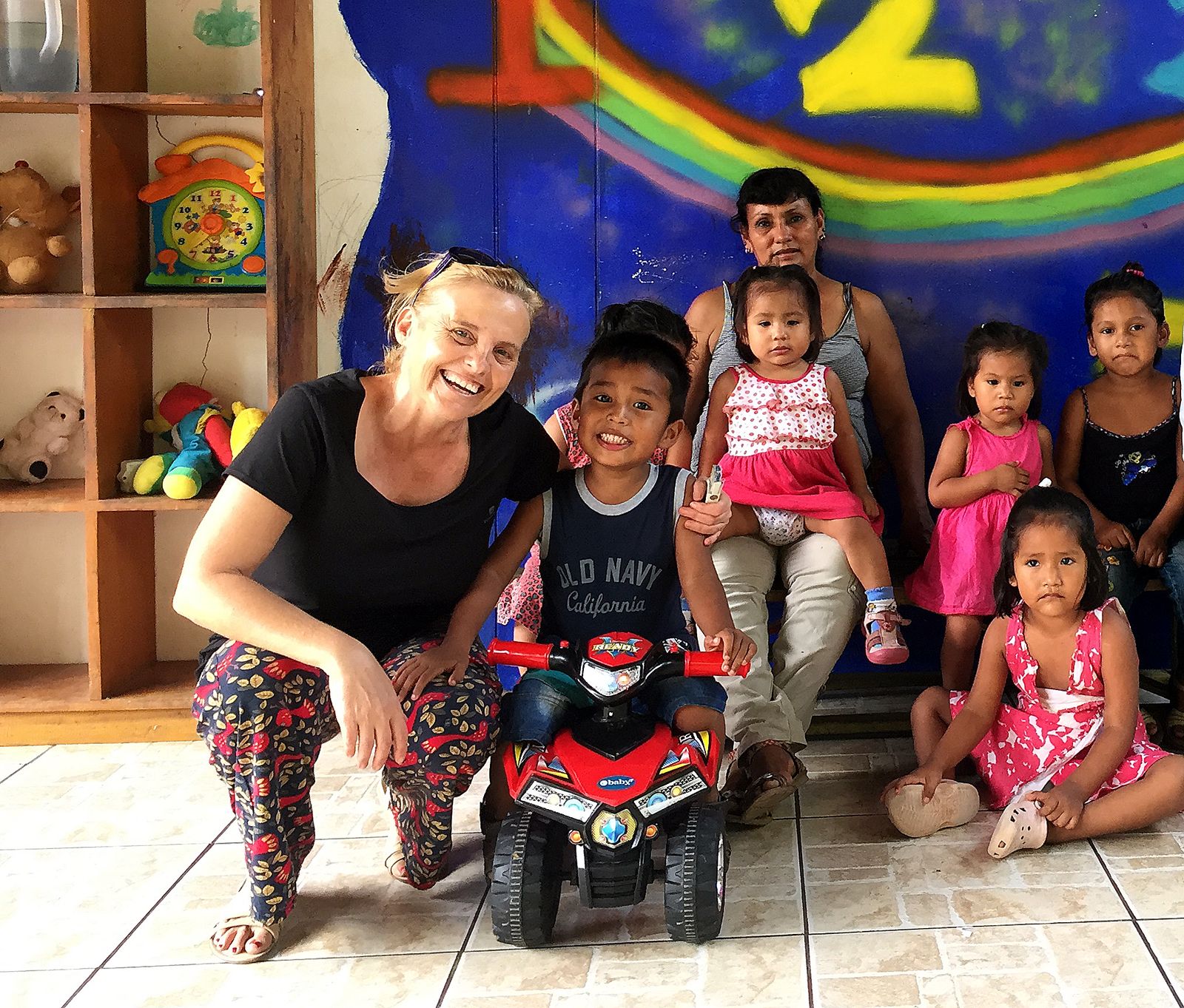 Niños del centro de acogida Ana Almedro, con las trabajoras del centro.