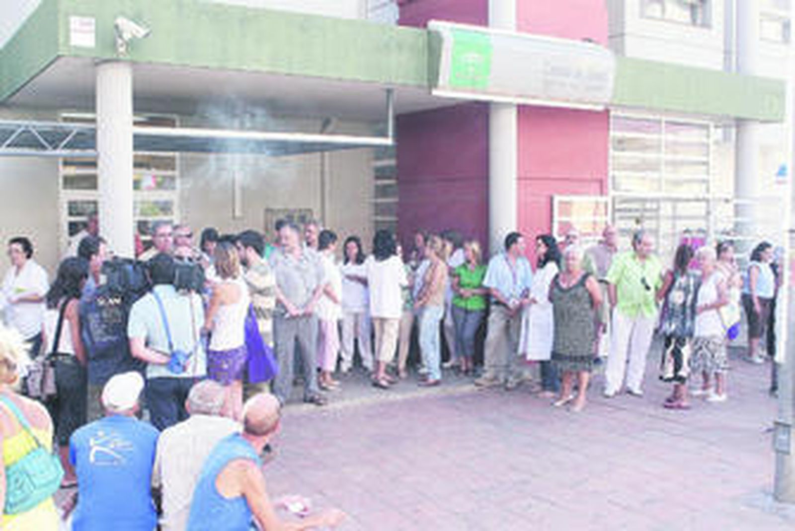 La concentración realizada por los trabajadores del centro de salud de El Saladillo, ayer.