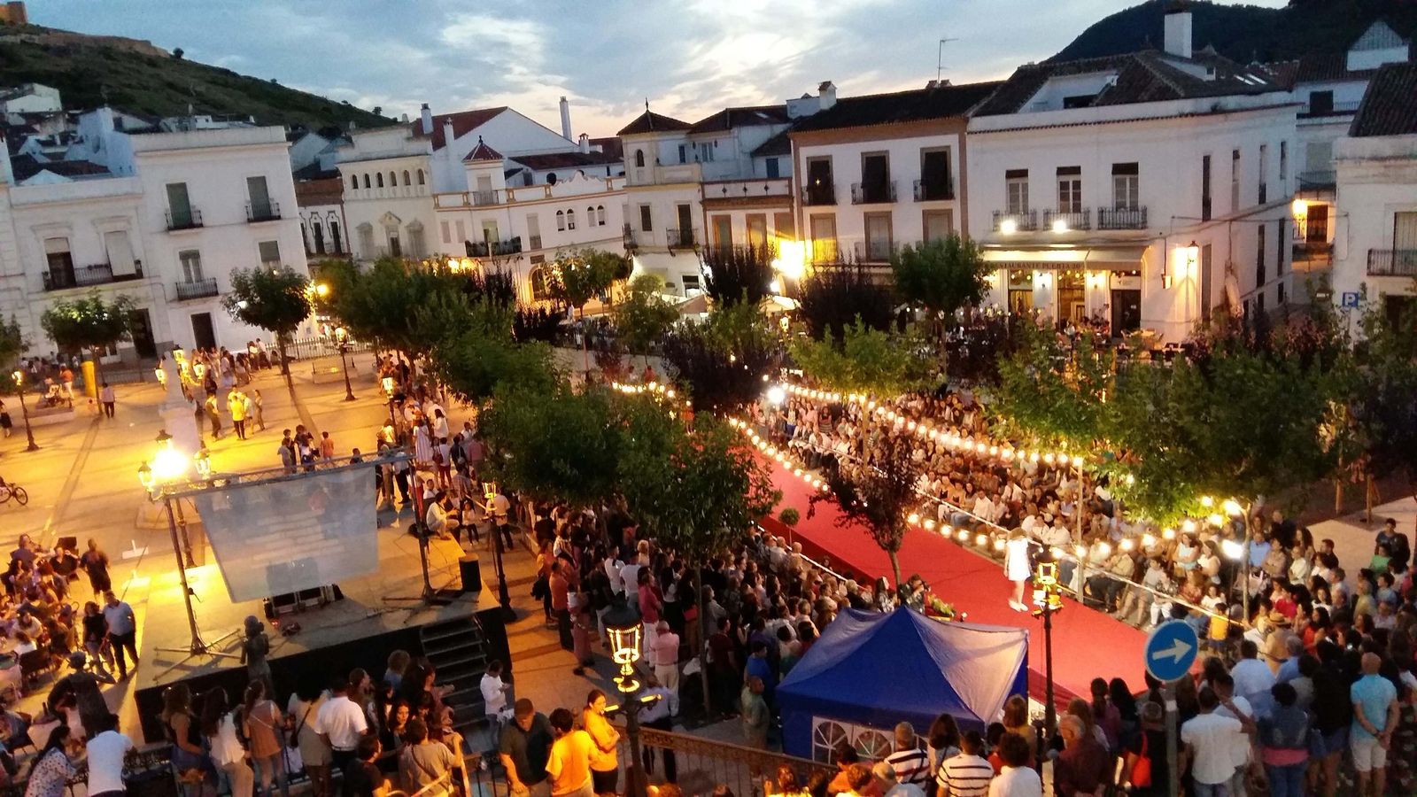 Paseo y desfile de moda en la Plaza Marqués de Aracena