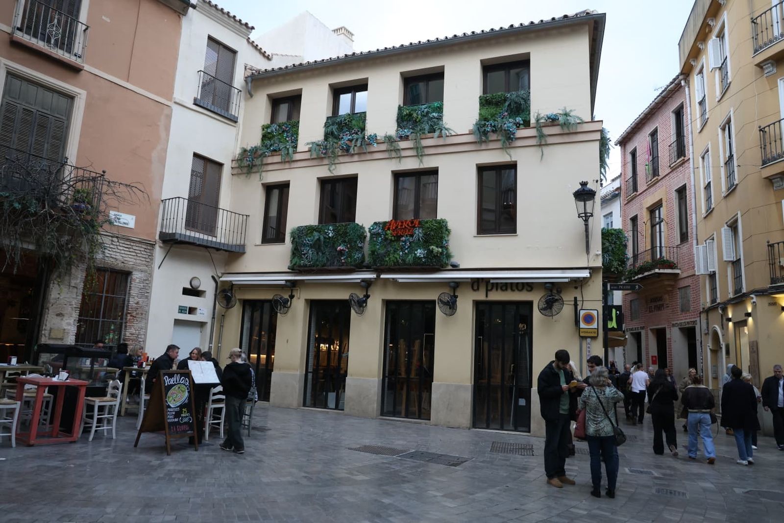 Edificio en el que aterrizará Cañas y Tapas en la calle Granada de Málaga.