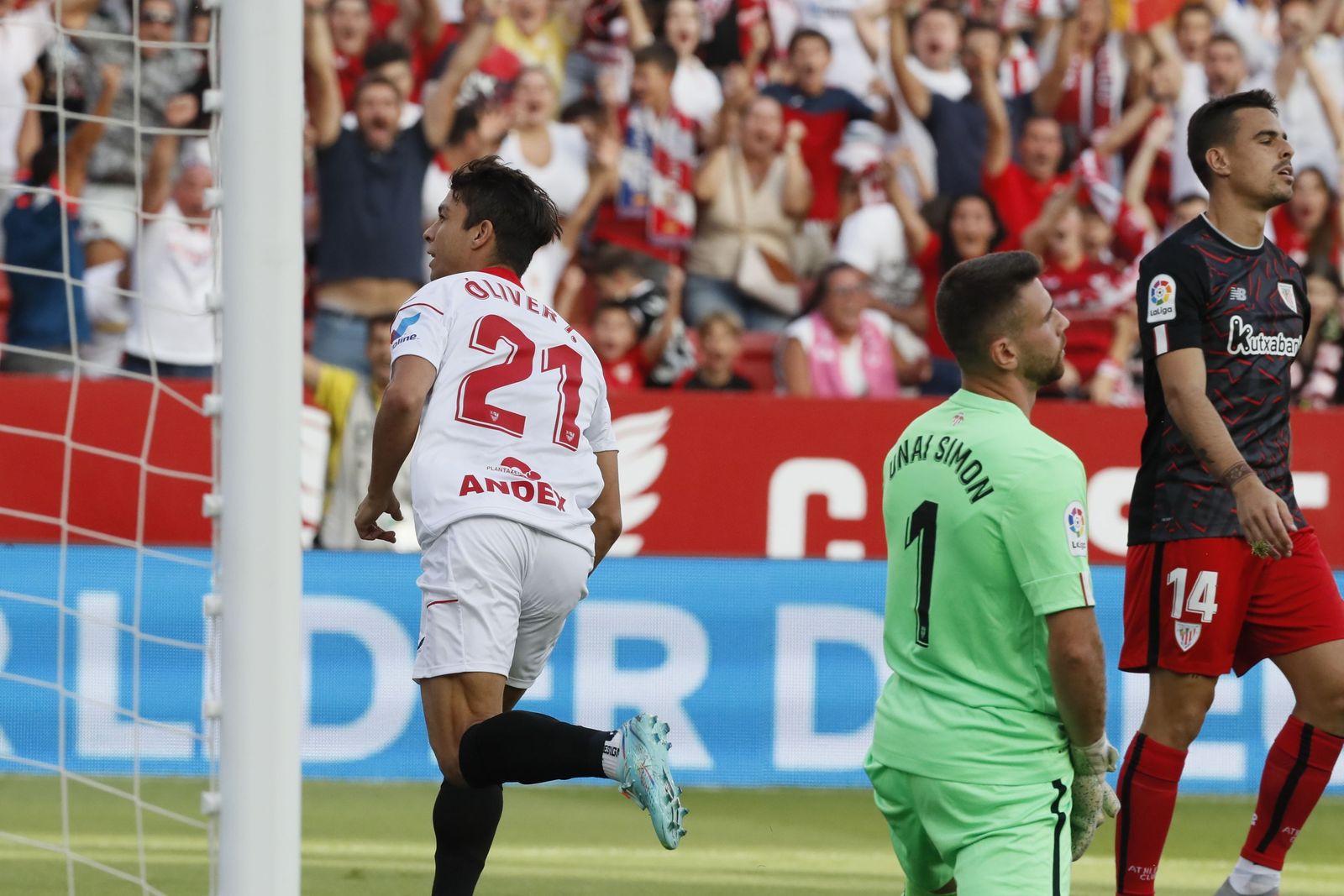 Óliver Torres corre a celebrar su gol al Athletic con la grada del Sánchez-Pizjuán.