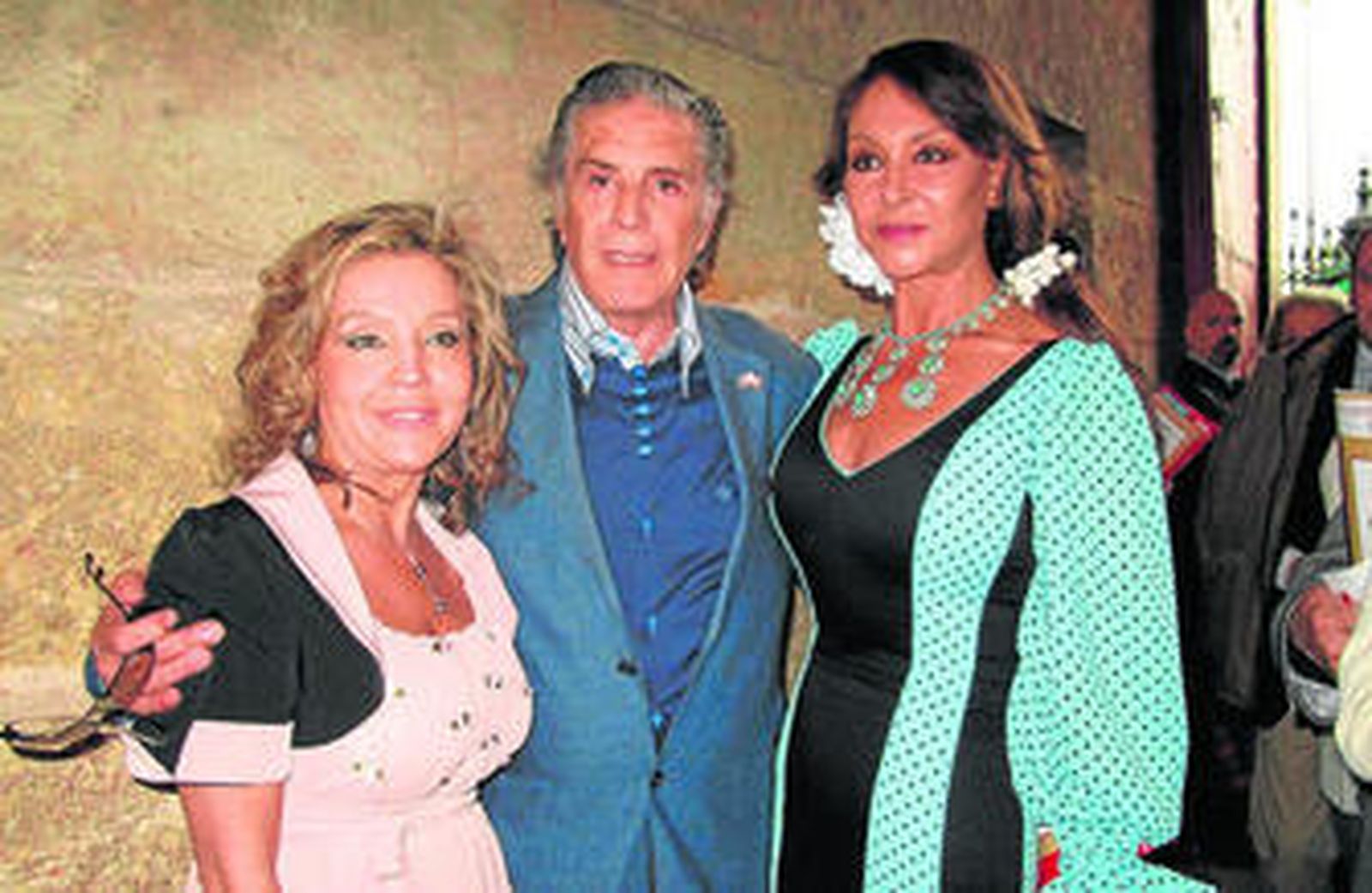 La diseñadora Rocío Trastallino con Jaime Ostos y María Ángeles Grajal, que participan en el evento.