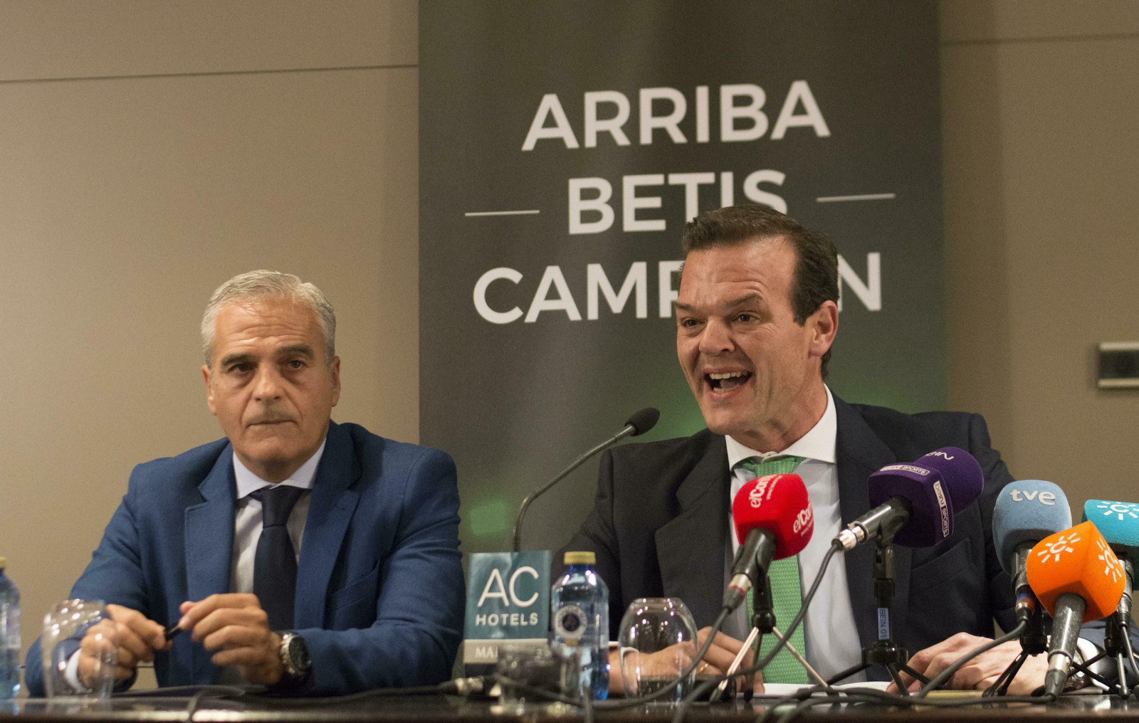 Miguel Valenzuela, a la izquierda, en la presentación de la candidatura de Rafael Salas al Betis.
