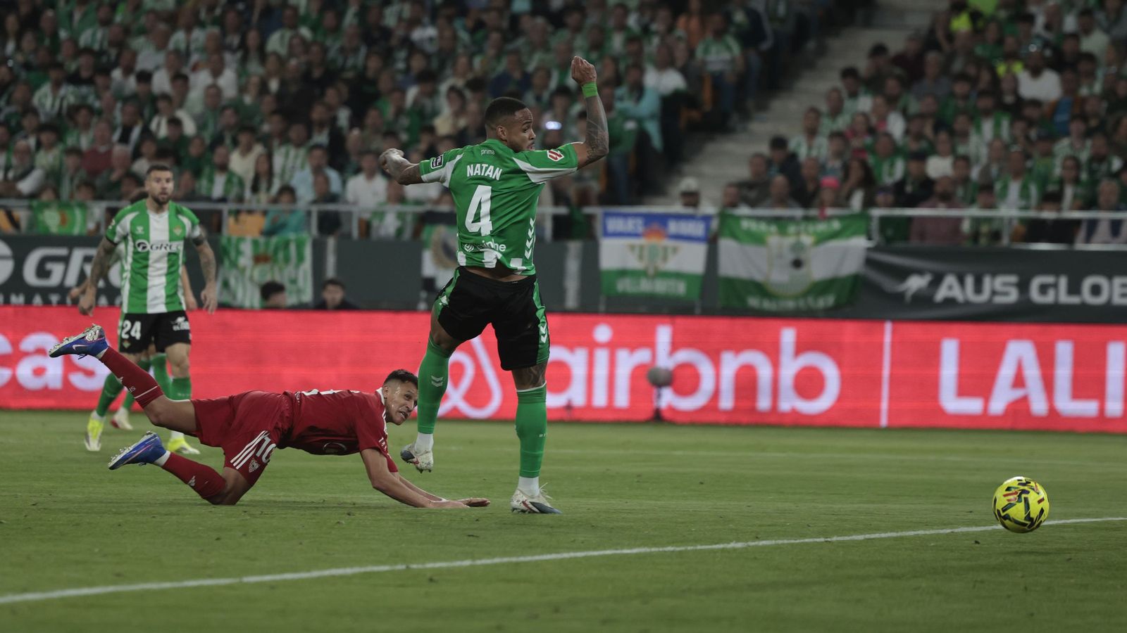 Alexis anota, de espectacular testarazo en plancha, el 2-1 para los sevillistas.