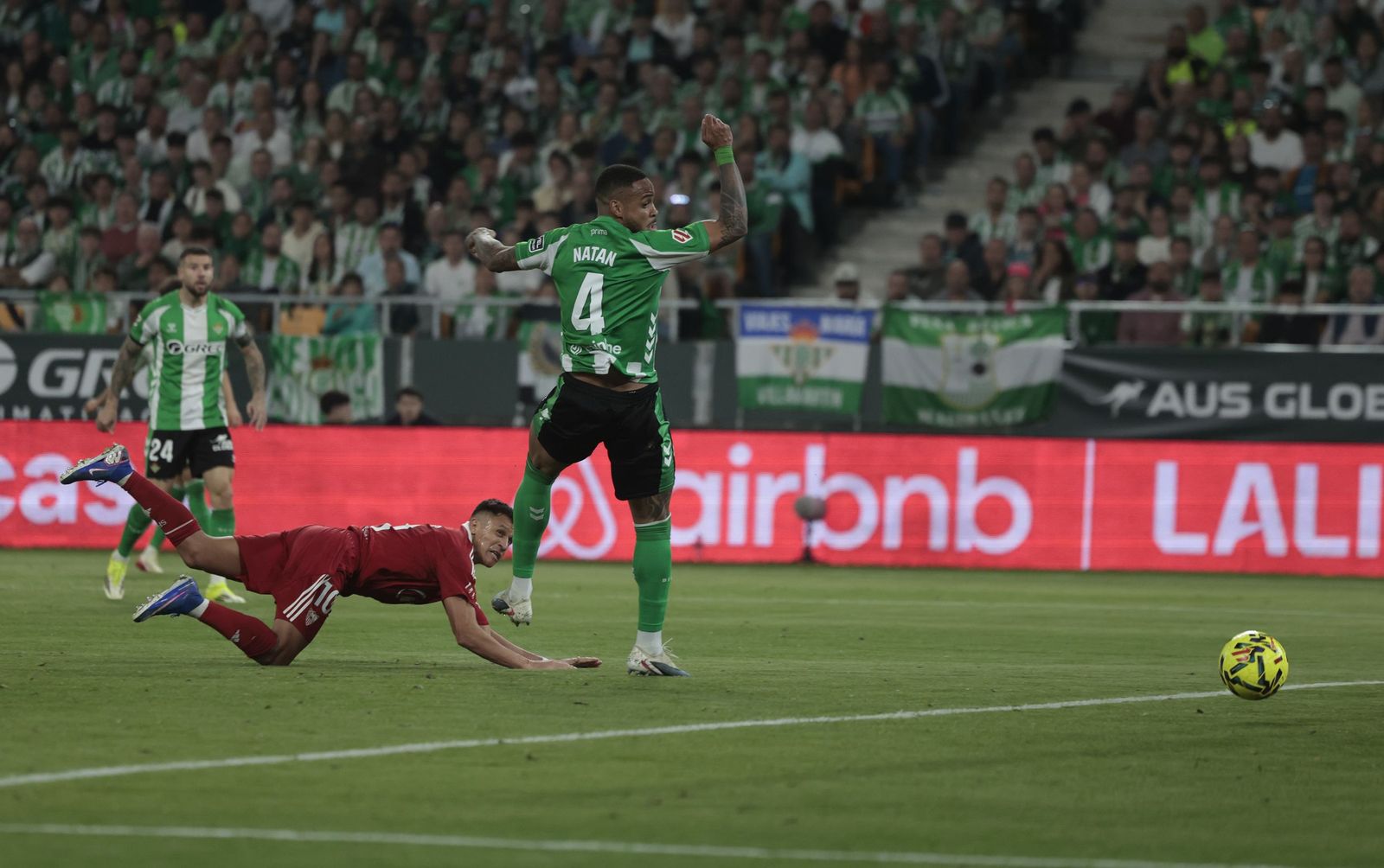 Alexis anota, de espectacular testarazo en plancha, el 2-1 para los sevillistas.