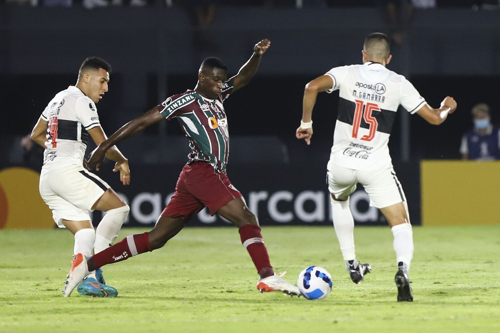 Luiz Henrique, en acción con el Fluminense, en un partido de la Copa Libertadores contra Olimpia en el estadio Defensores del Chaco en Asunción.