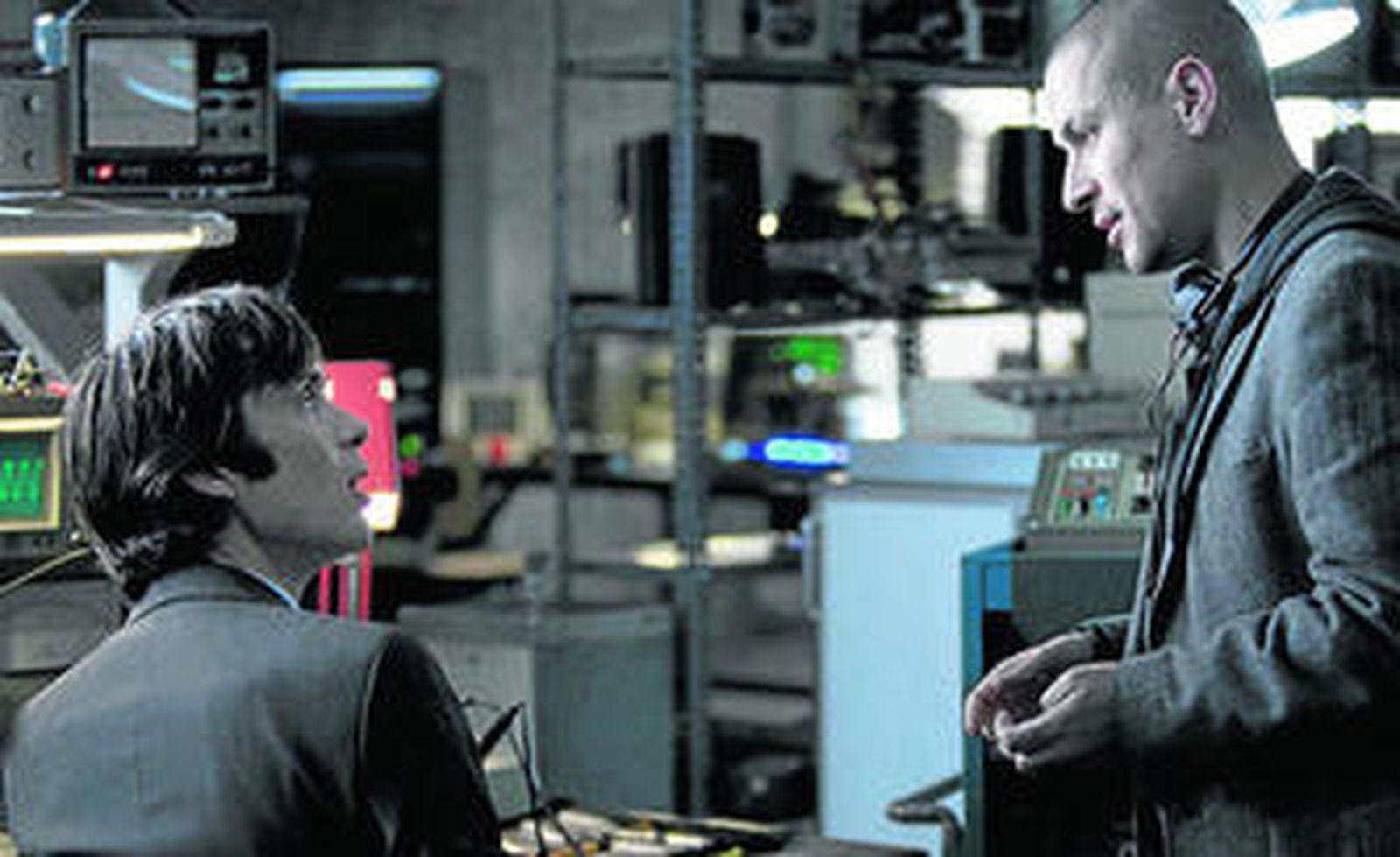 El cineasta Rodrigo Cortés da instrucciones a Cillian Murphy en el rodaje de la cinta 'Red Lights'.