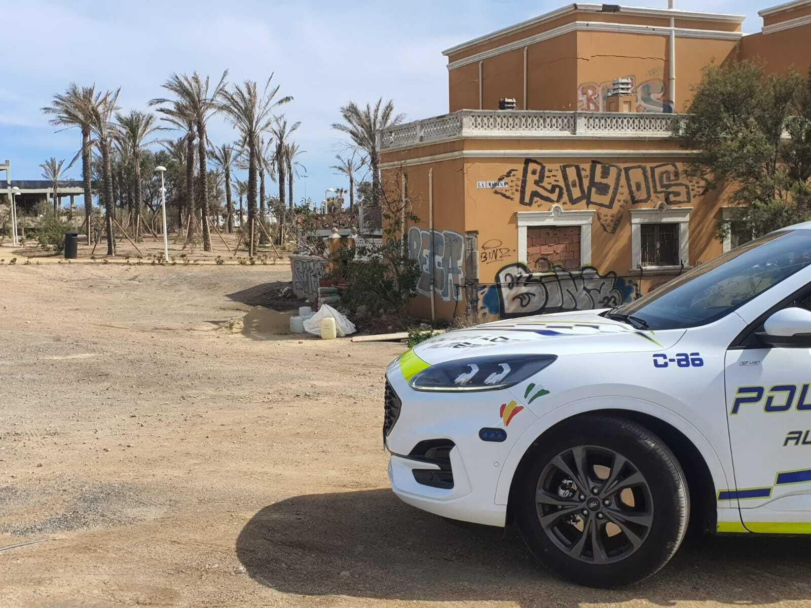 Un coche de la Policía junto al chalet de La Mariana, que ha sido desalojado y tapiado.