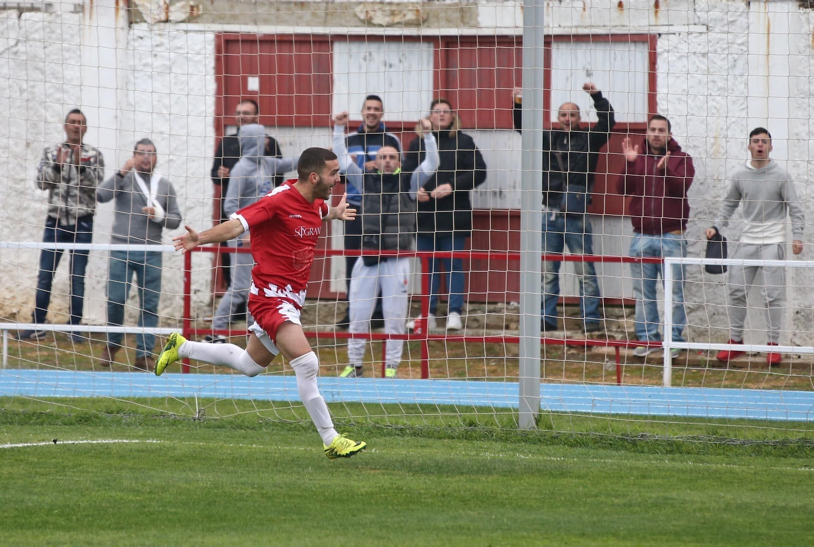 El sanroqueño Ledesma celebra un gol con los rojillos.