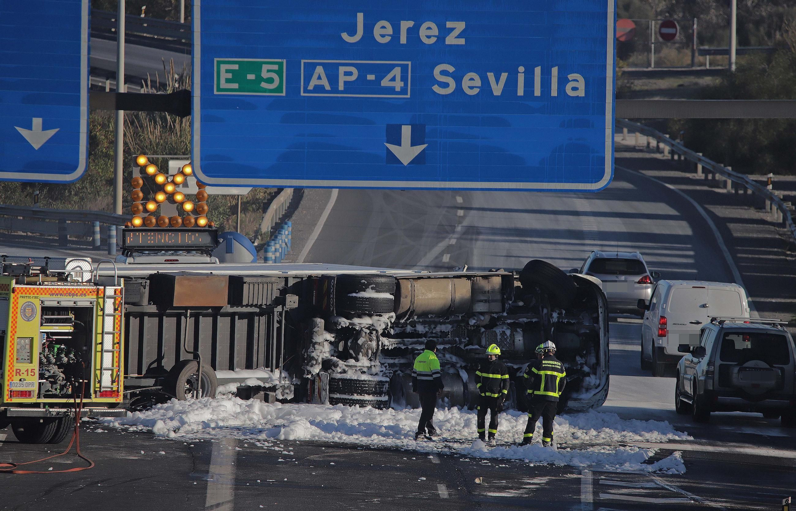 Fotos del camión volcado en la A7 en Los Barrios