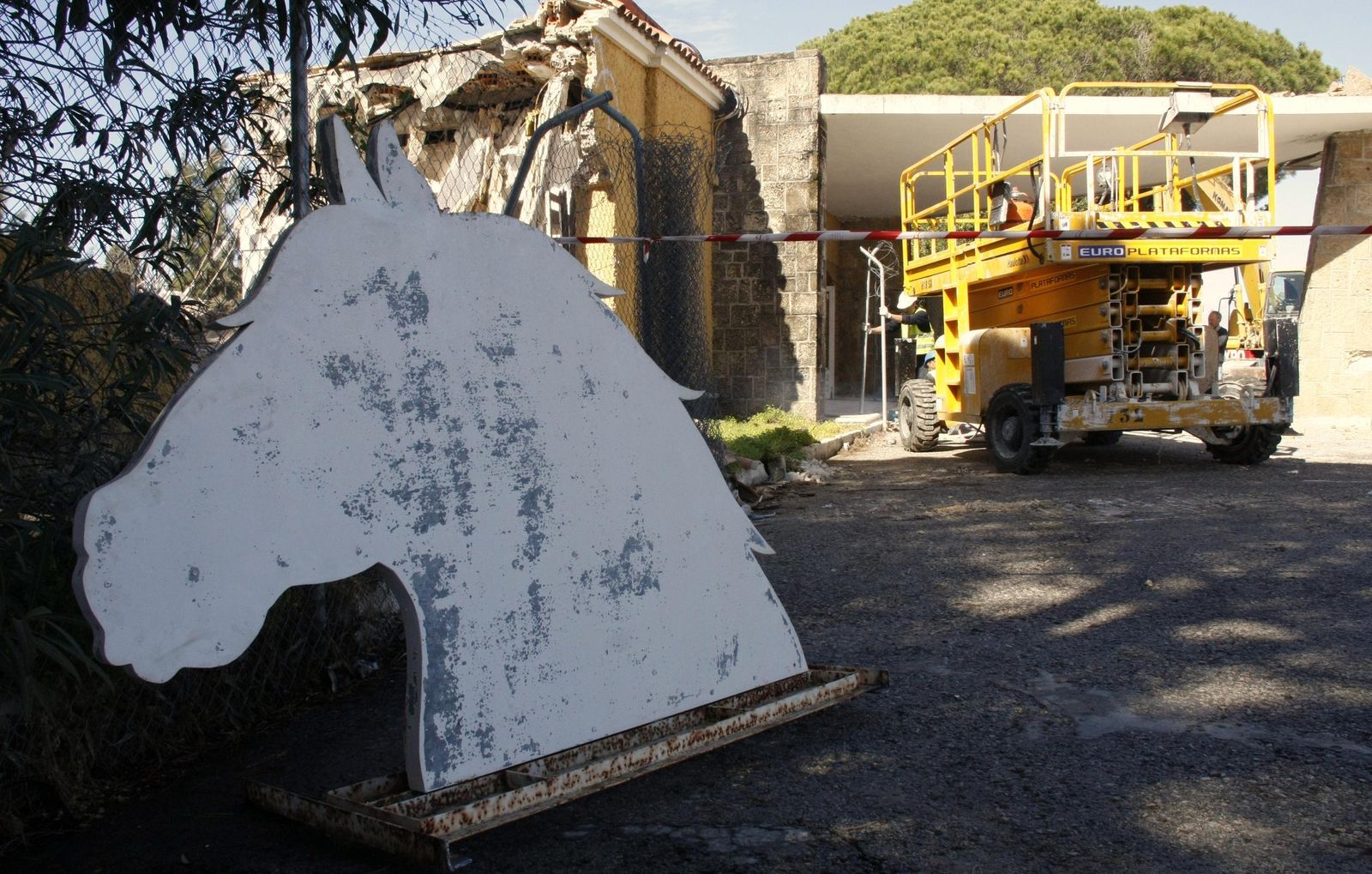 Una imagen del emblema del antiguo hotel Caballo Blanco, cuando se demolieron las instalaciones.