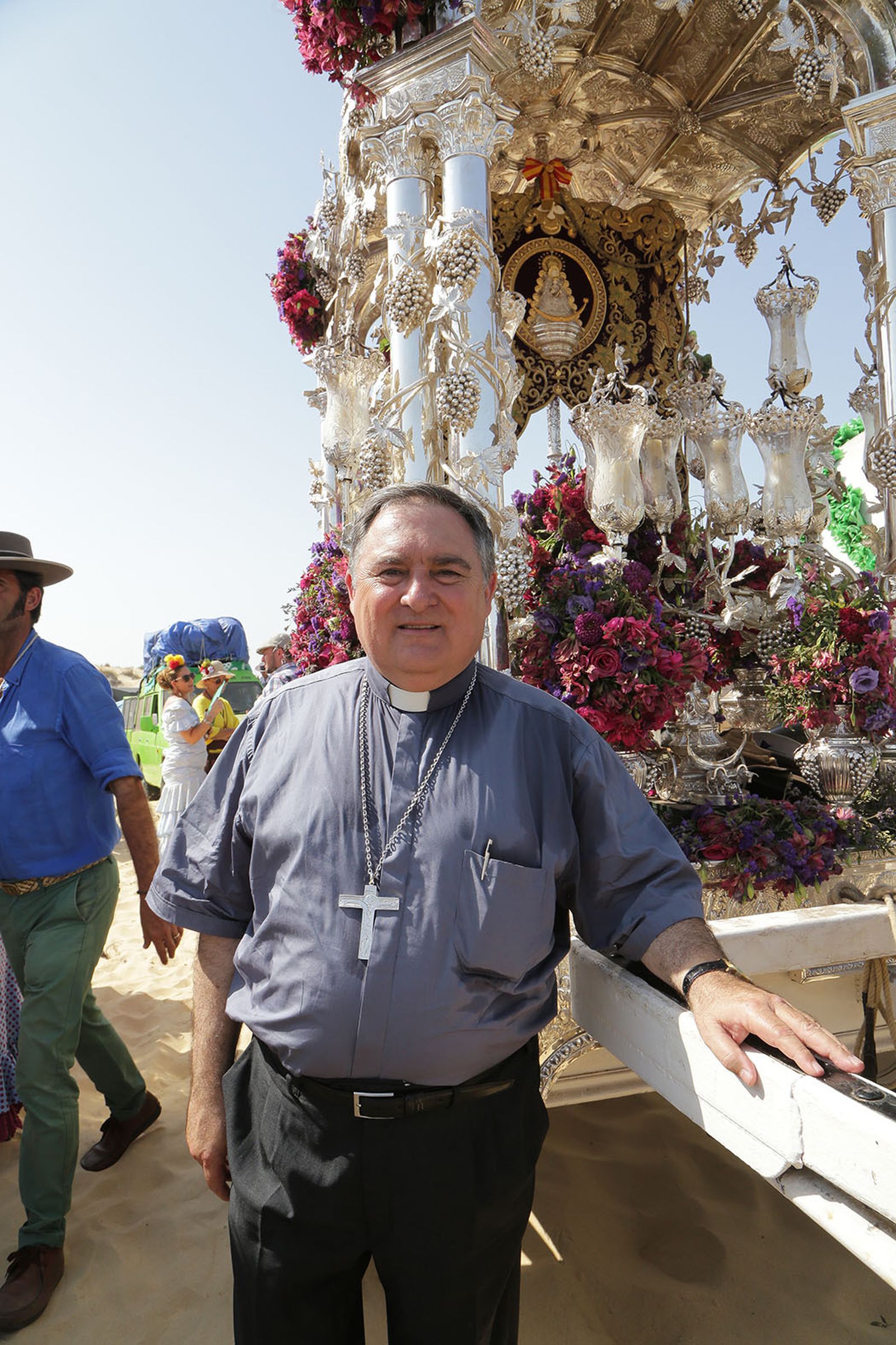 El obispo peregrino con la hermandad de Jerez en una de sus visitas al Camino del Rocío.