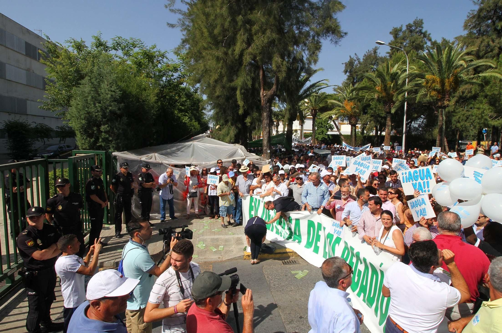 Imágenes de la manifestación para pedir agua y tierra para los regadíos del Condado.