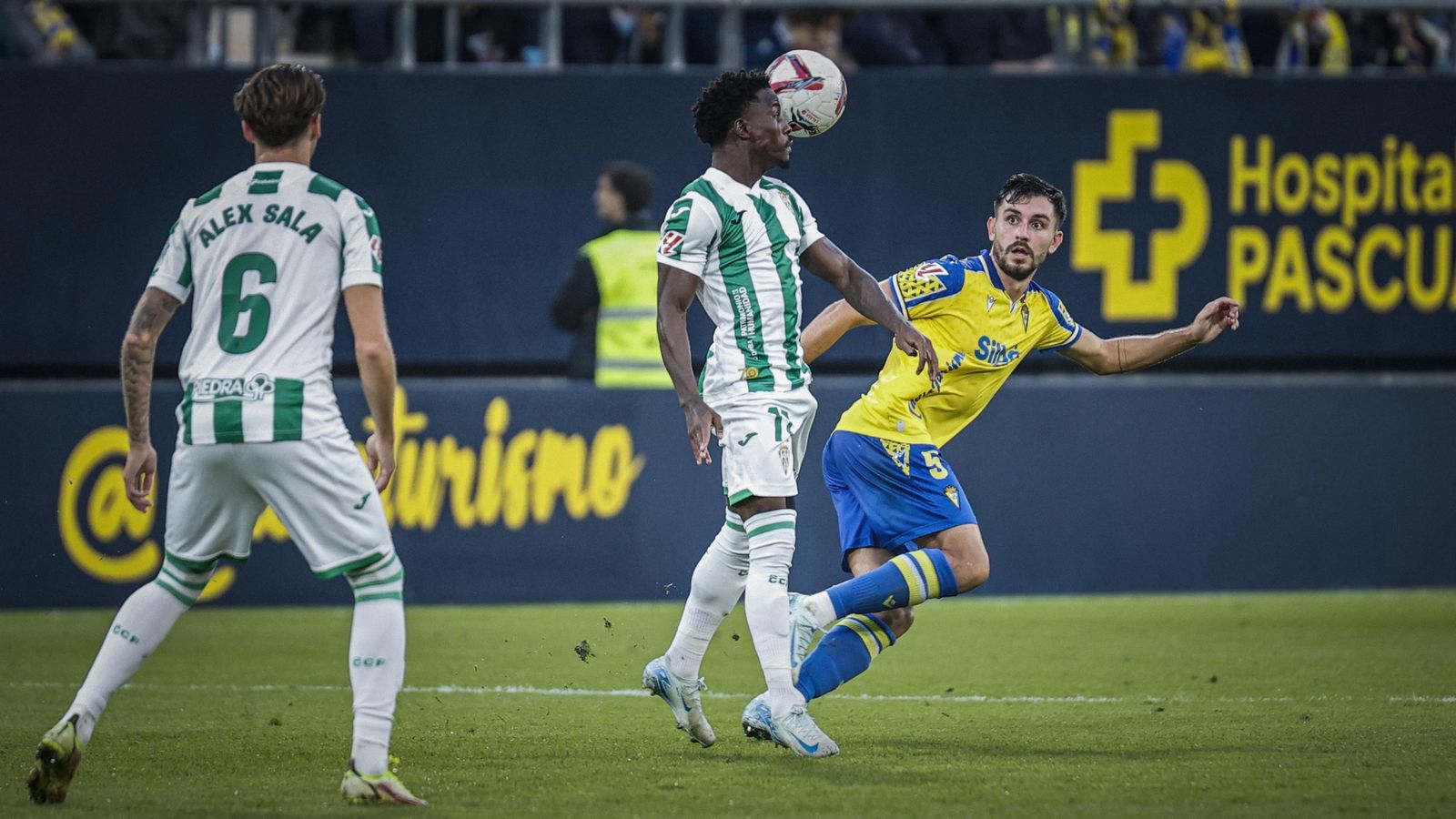 Búscate entre las imágenes del partido de fútbol entre Cádiz CF y Córdoba CF