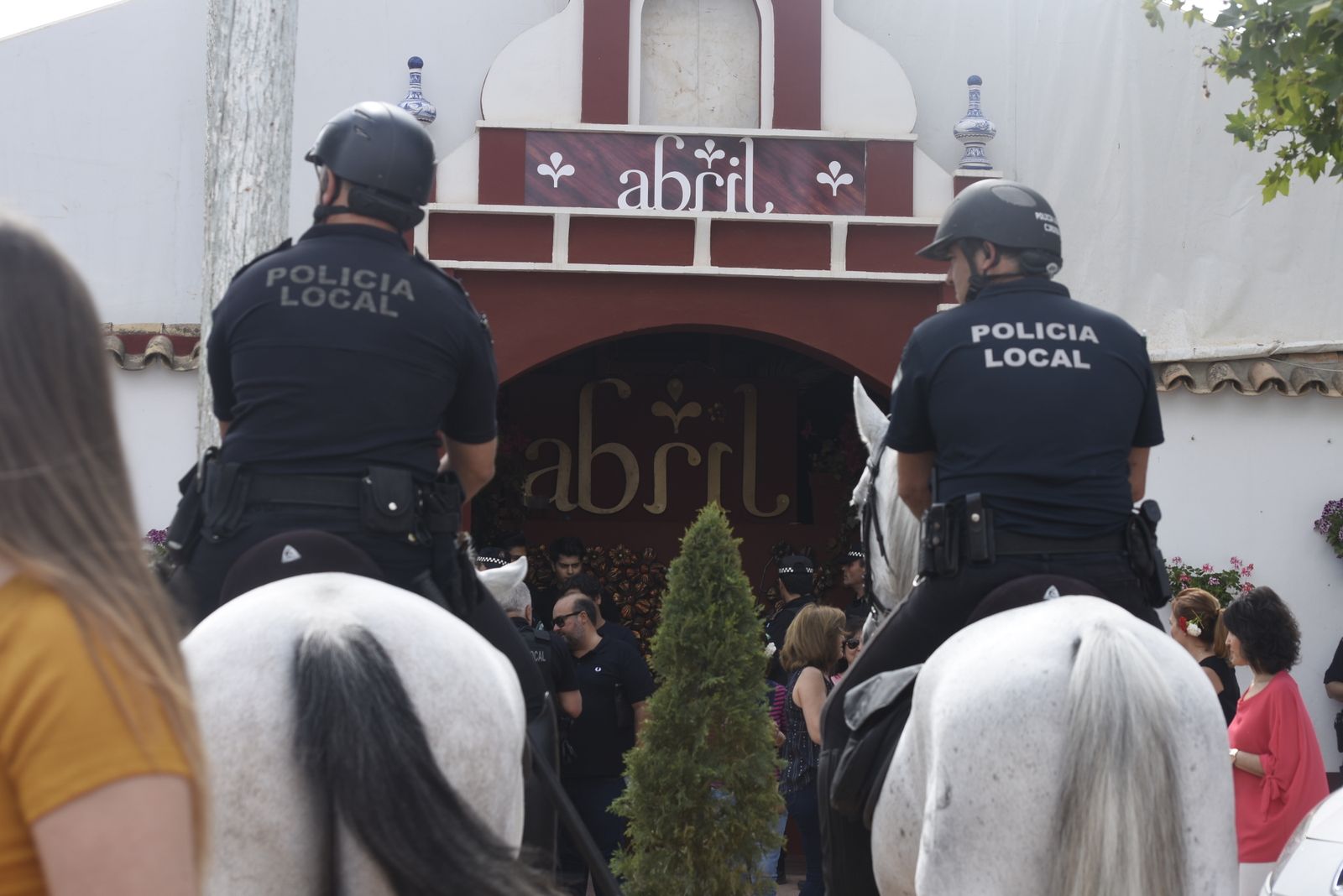 Momento del desalojo en la caseta Abril.