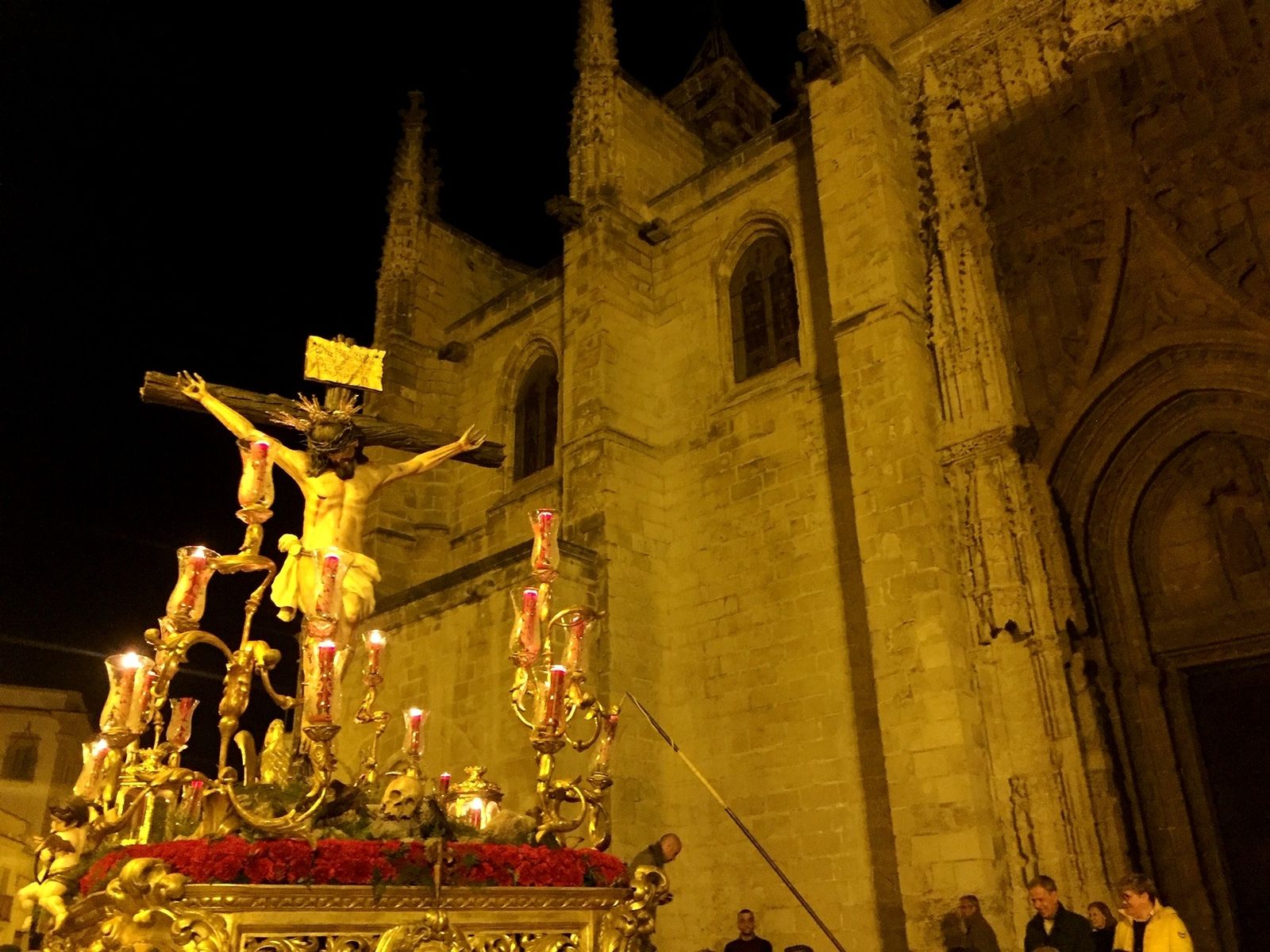 El Santísimo Cristo de las Almas saliendo ayer desde la parroquia de Santiago.