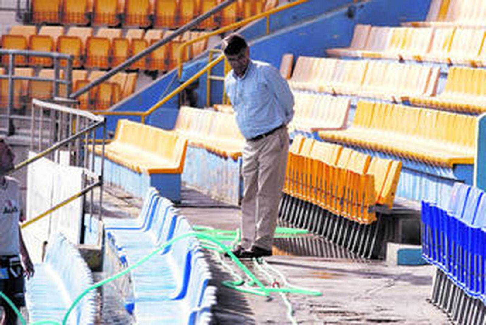 Julio Peguero, en la Tribuna del Ramón de Carranza durante el entrenamiento del Cádiz del viernes.