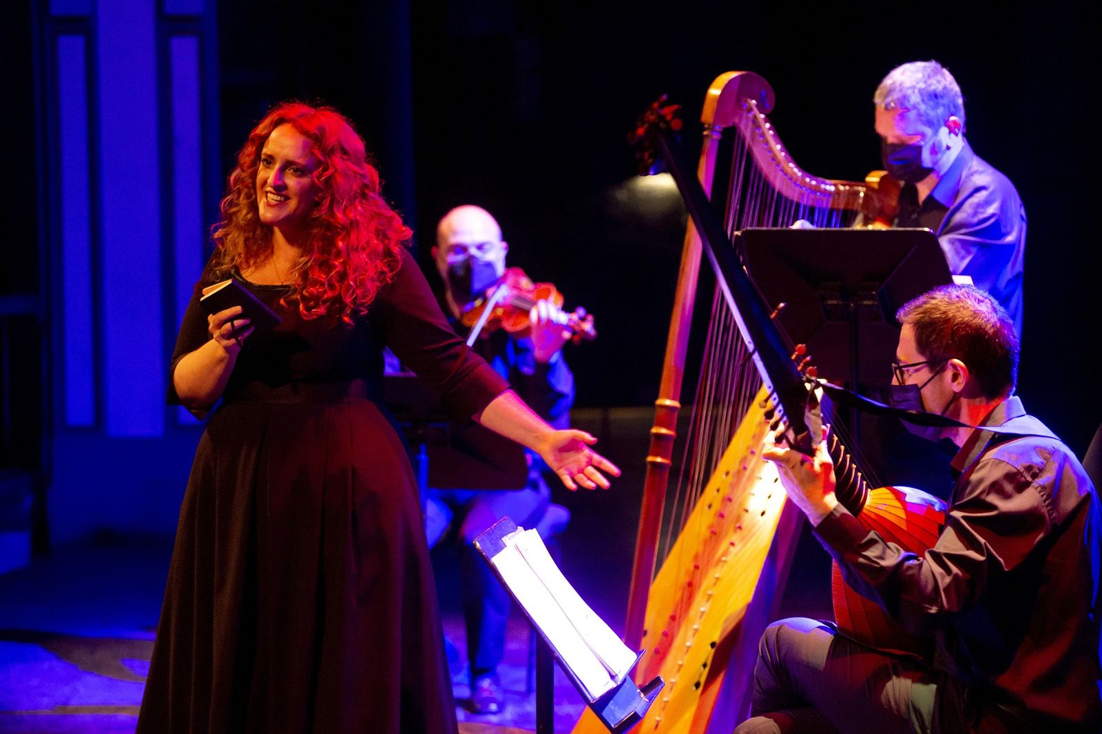 Raquel Andueza y los músicos de La Galanía, este miércoles, en el Teatro Cervantes.